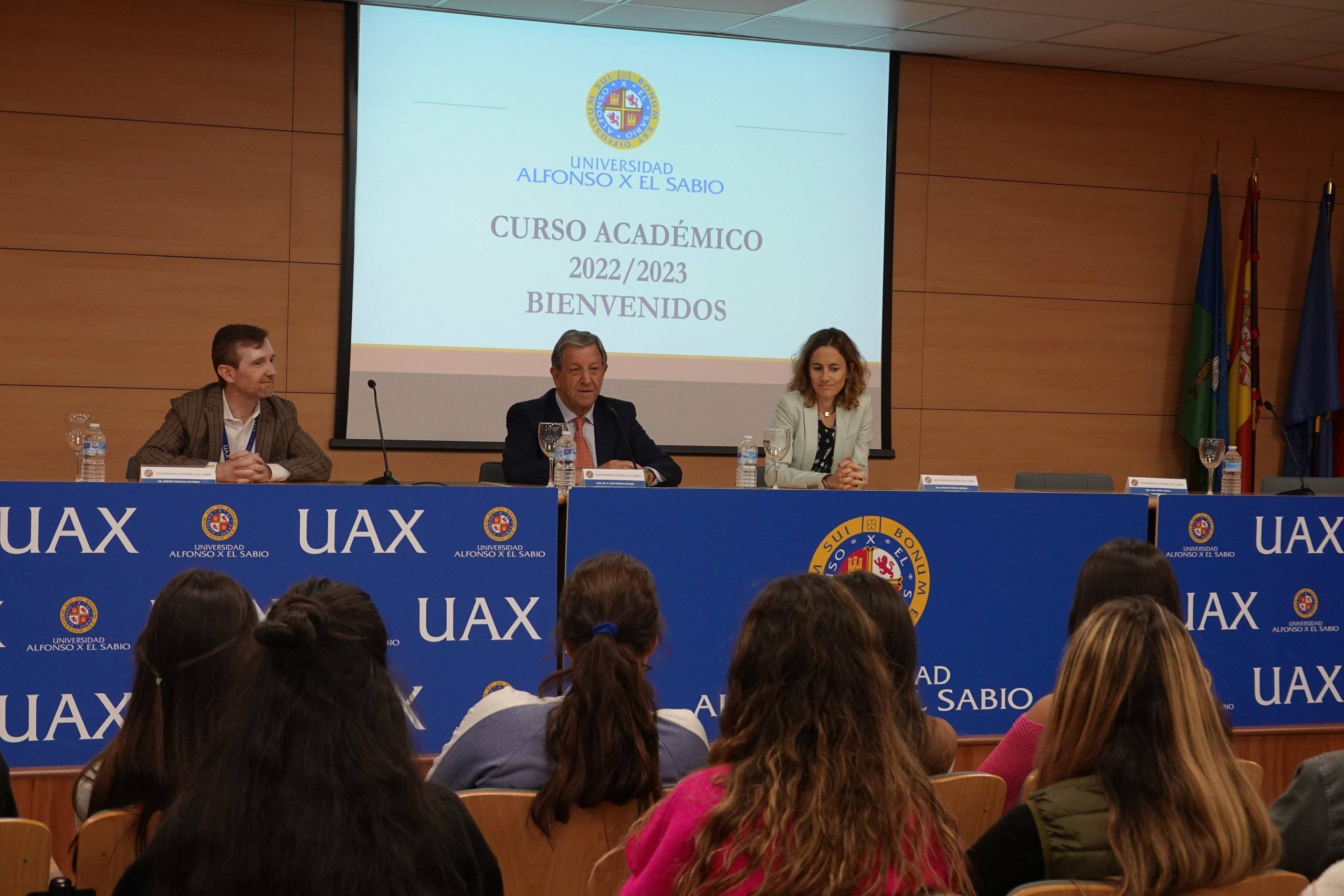 El alcalde, Luis Partida, en la mesa presidencial del acto de bienvenida a los becados.