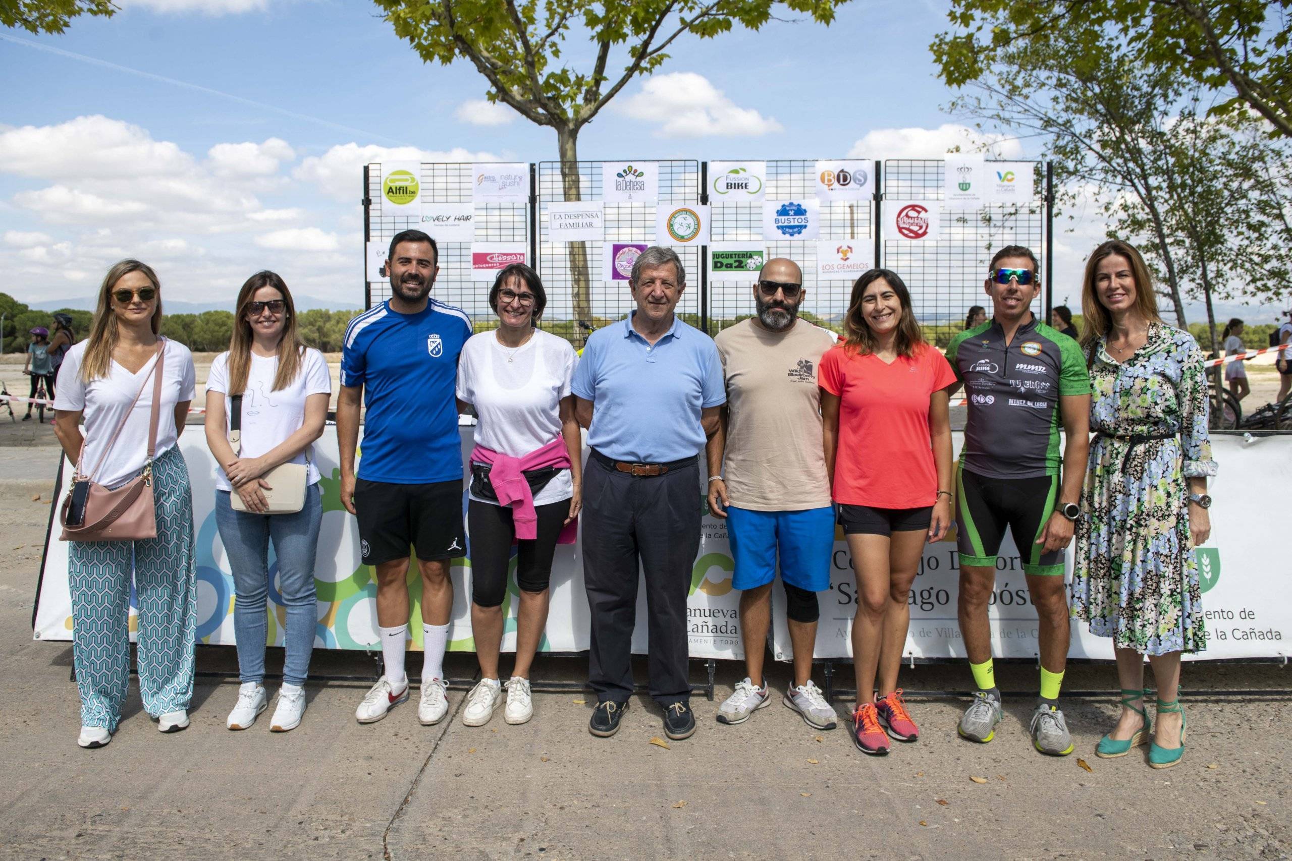 El alcalde, Luis Partida, y concejales, en el sorteo de la Fiesta de la Bicicleta.