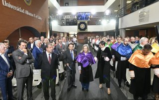 Alcalde y autoridades durante el acto académico.