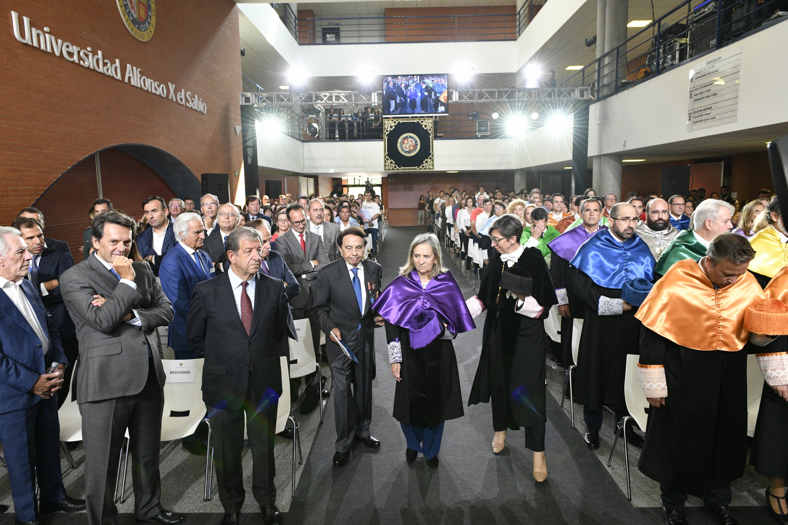 Alcalde y autoridades durante el acto académico.