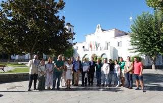 Foto de familia de la entrega del cheque solidario.