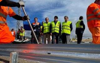 El alcalde, Luis Partida, el teniente de alcalde, Enrique Serano, y el consejero de Transportes e Infraestructuras, David Pérez, en la visita de obras. Imagen Comunidad de Madrid.