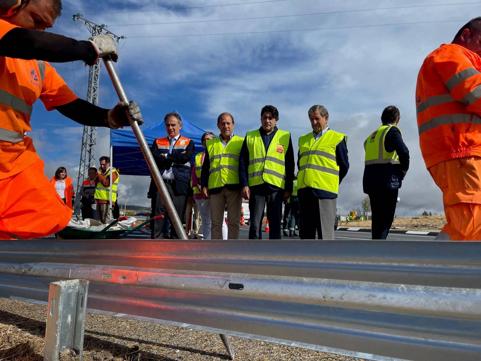 El alcalde, Luis Partida, el teniente de alcalde, Enrique Serano, y el consejero de Transportes e Infraestructuras, David Pérez, en la visita de obras. Imagen Comunidad de Madrid.