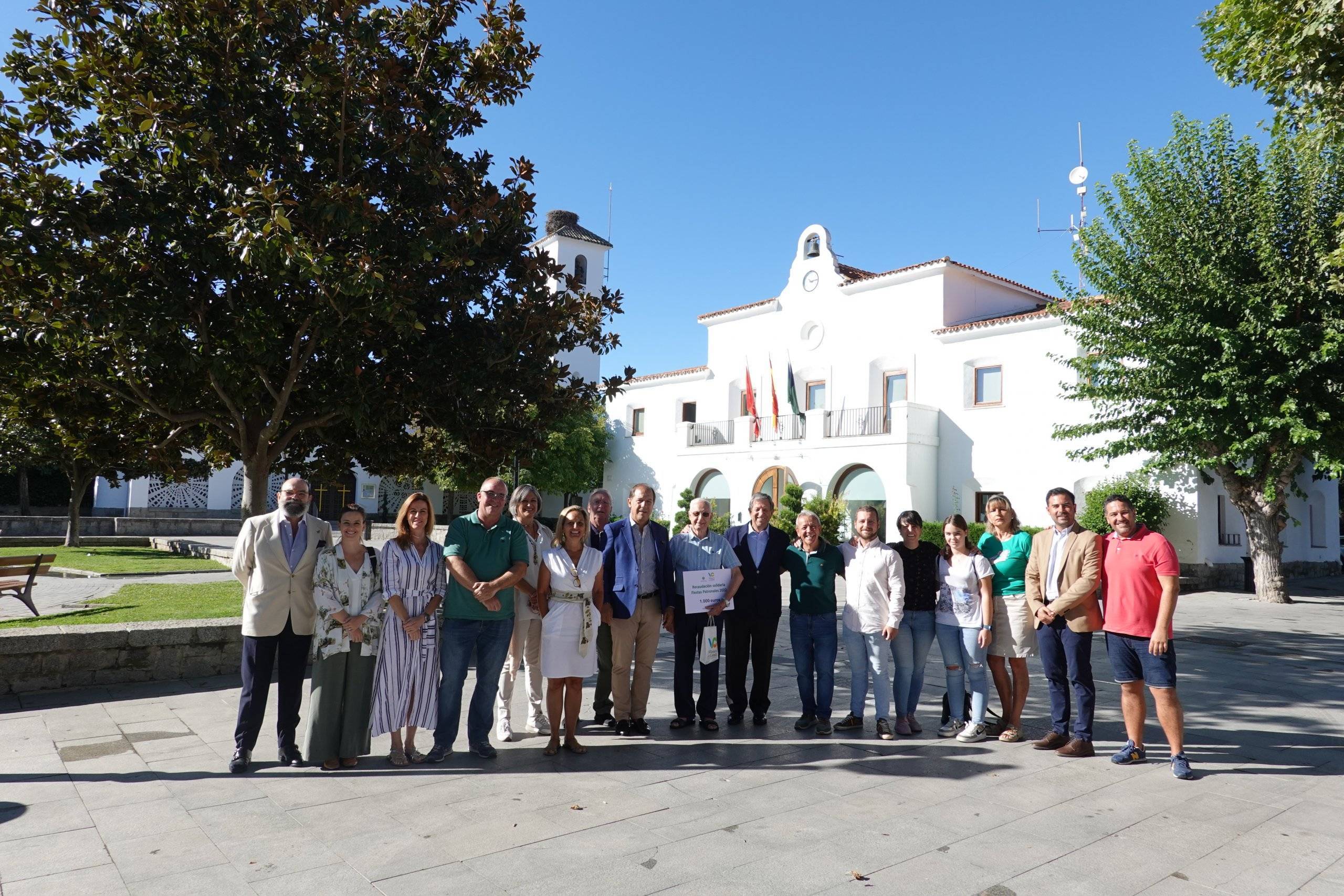 Foto de familia de la entrega del cheque solidario.