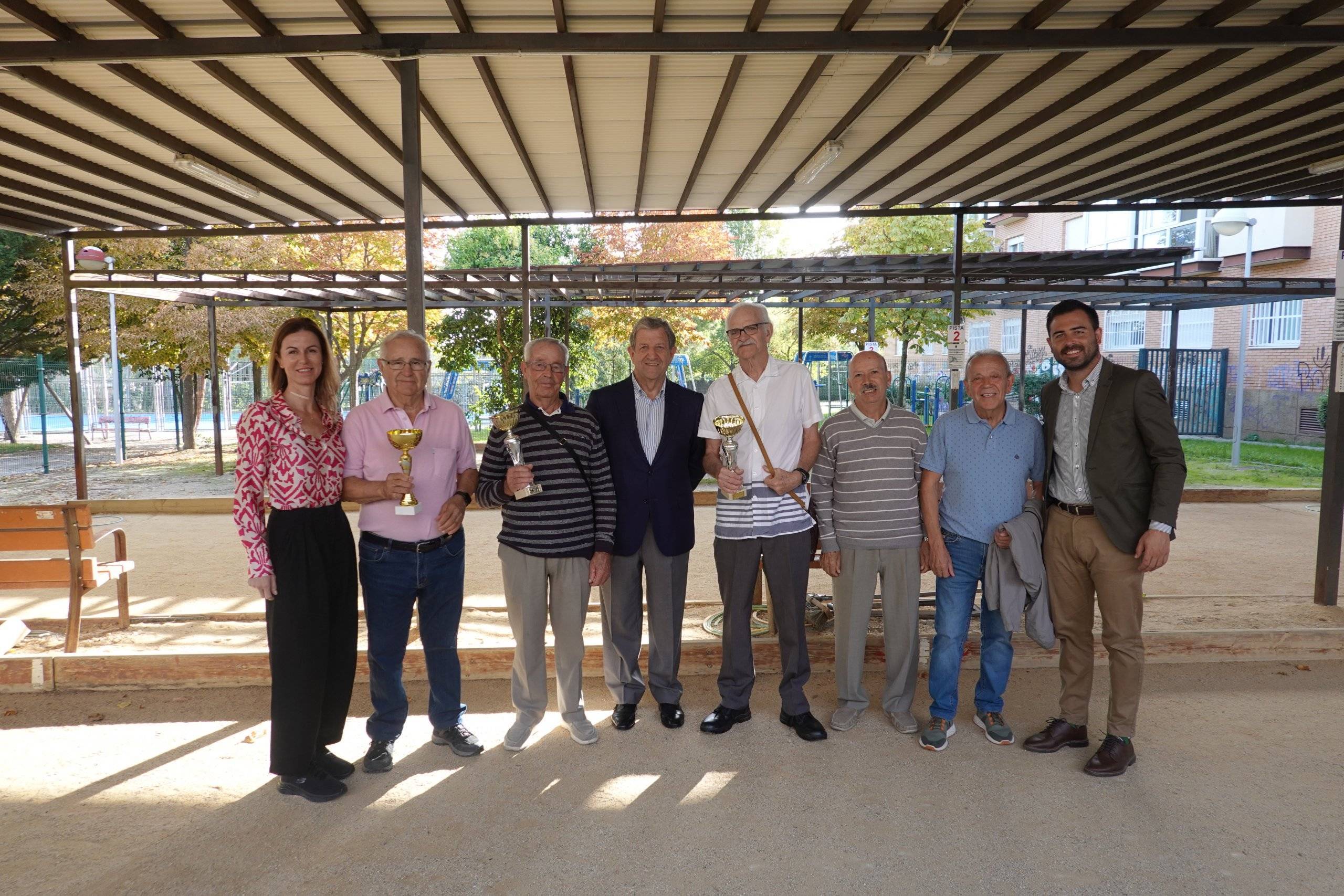 El alcalde, Luis Partida, y concejales junto miembros del equipo de petanca.