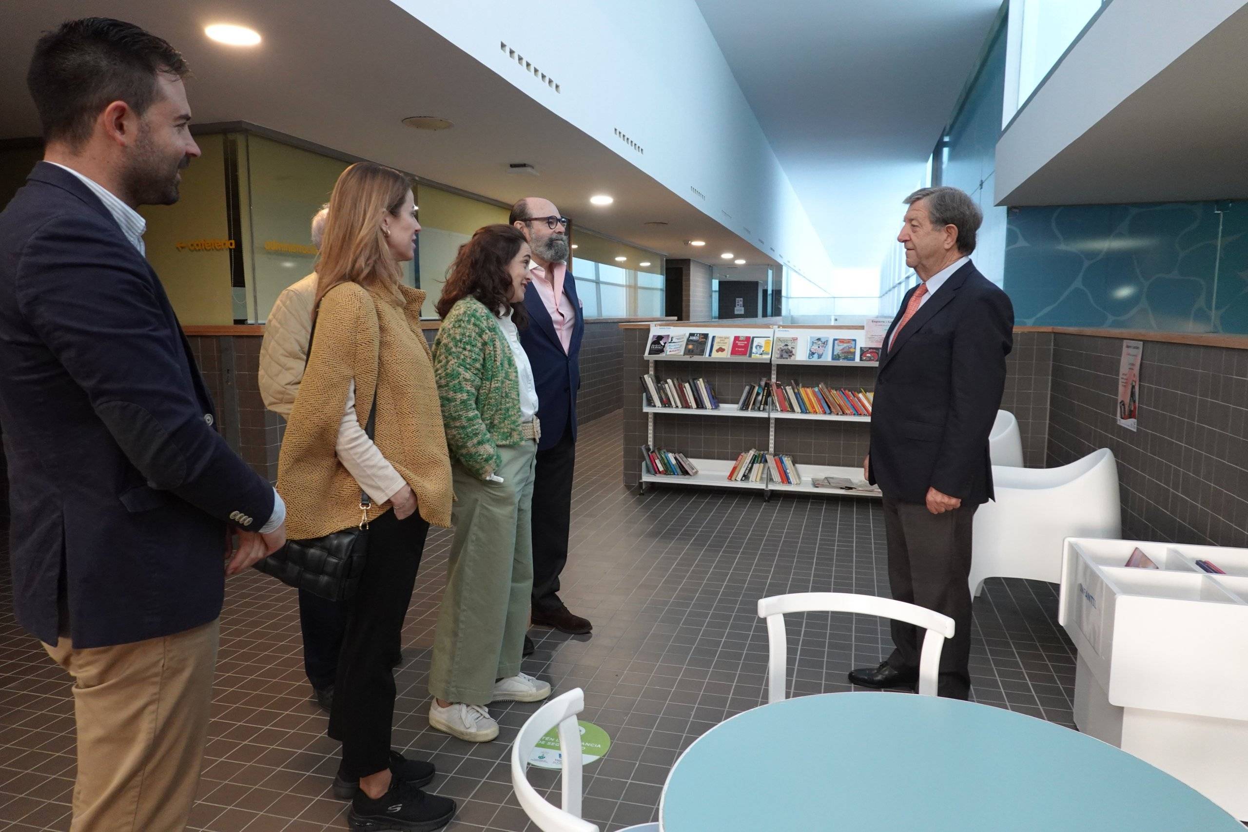 Alcalde, concejales y directora de la Biblioteca durante la visita.