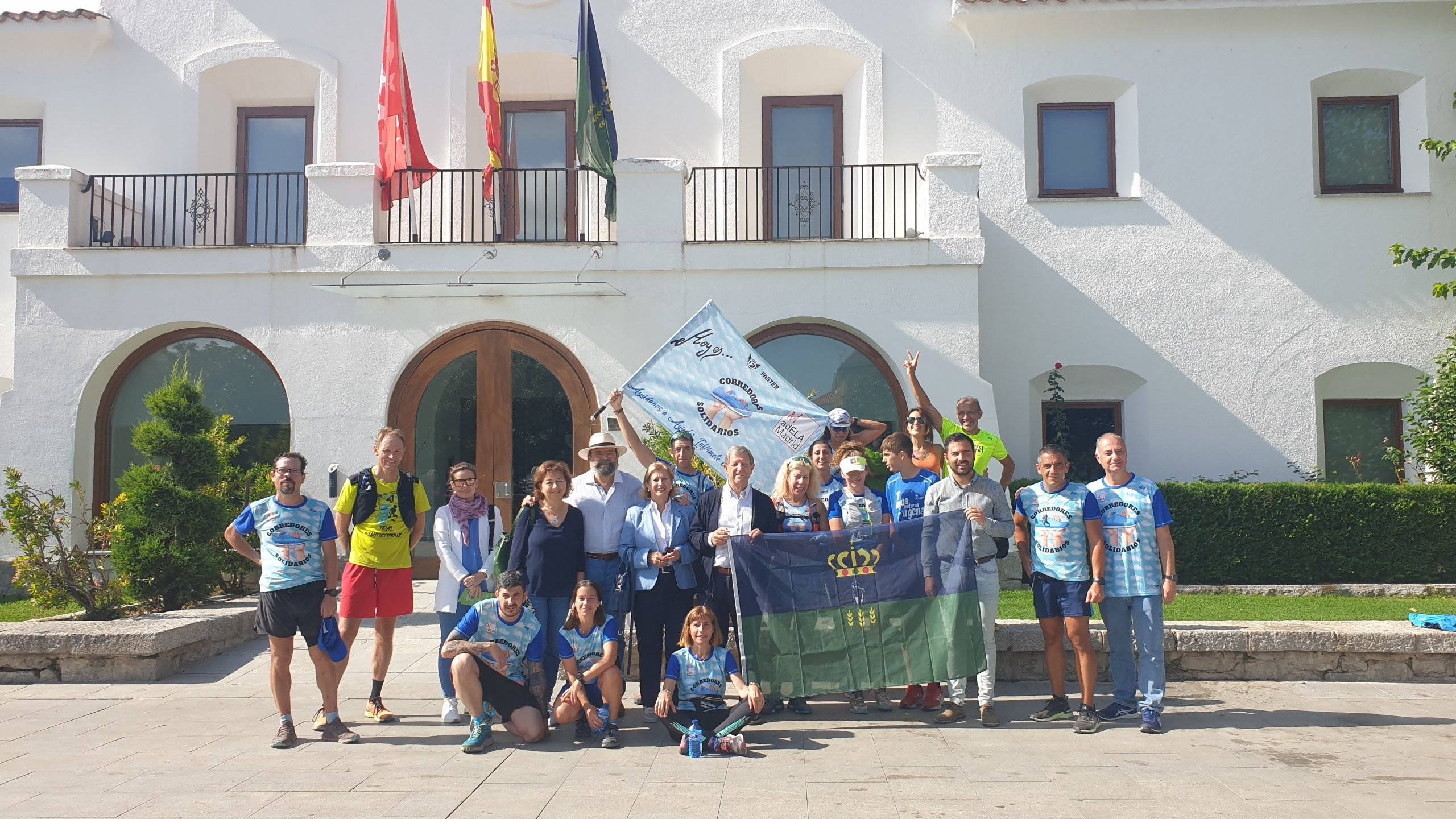 Autoridades con miembros de la Asociación AdELA.