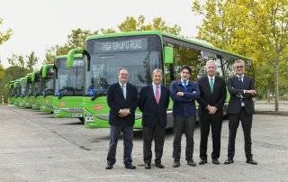 Autoridades durante la presentación de los 13 nuevos autobuses.