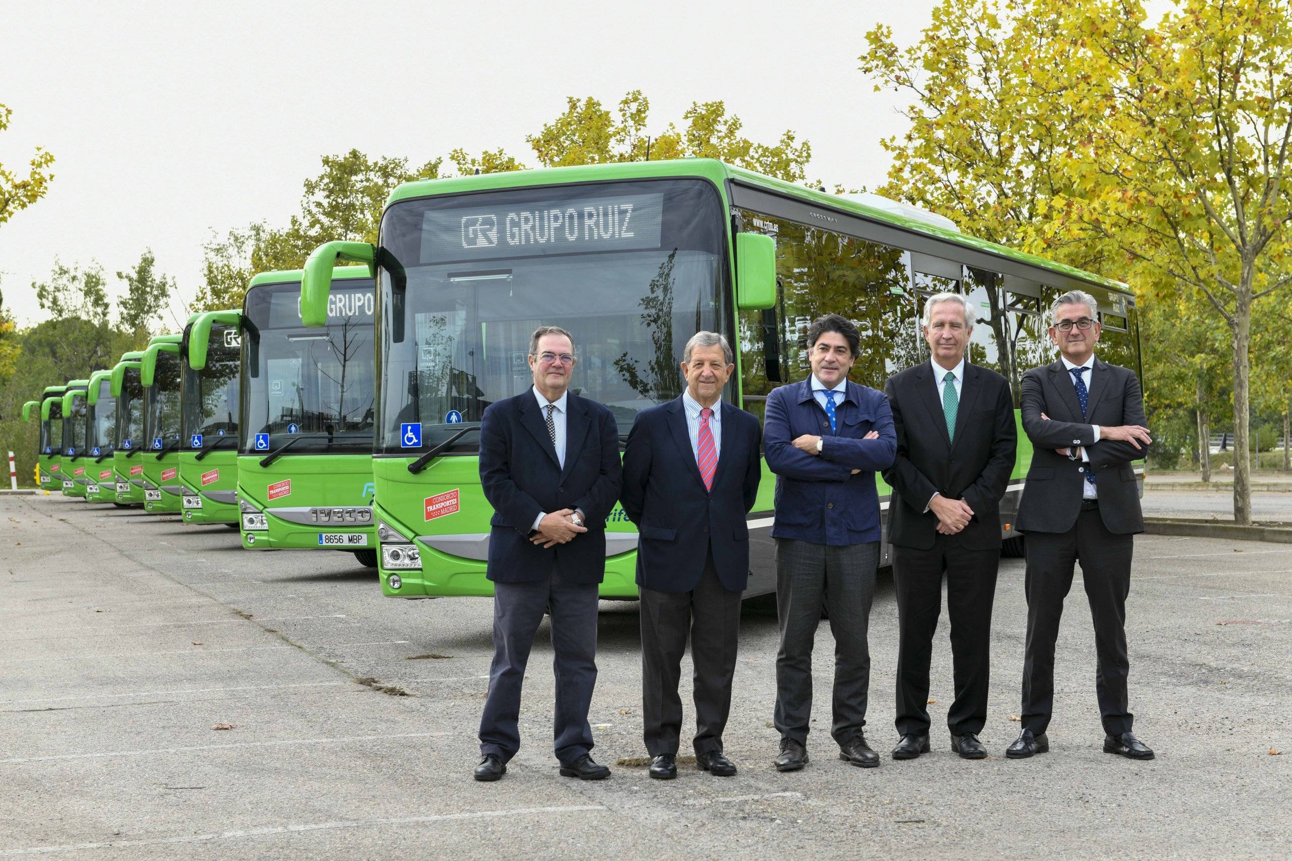 Autoridades durante la presentación de los 13 nuevos autobuses.