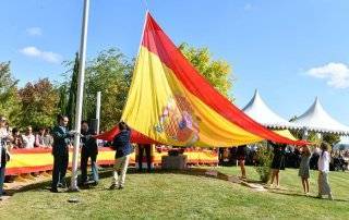 Izado de la Bandera.