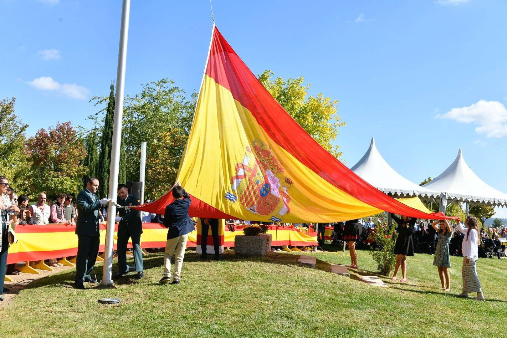 Izado de la Bandera.