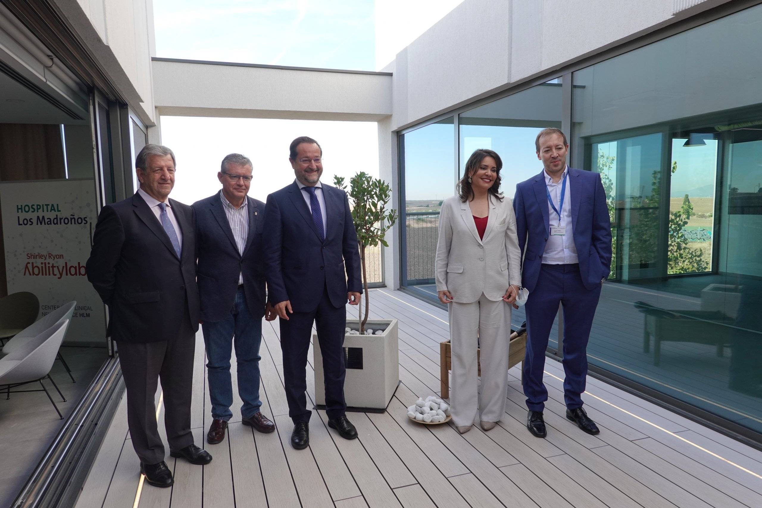 Foto de familia del acto inaugural en el Hospital Los Madroños.