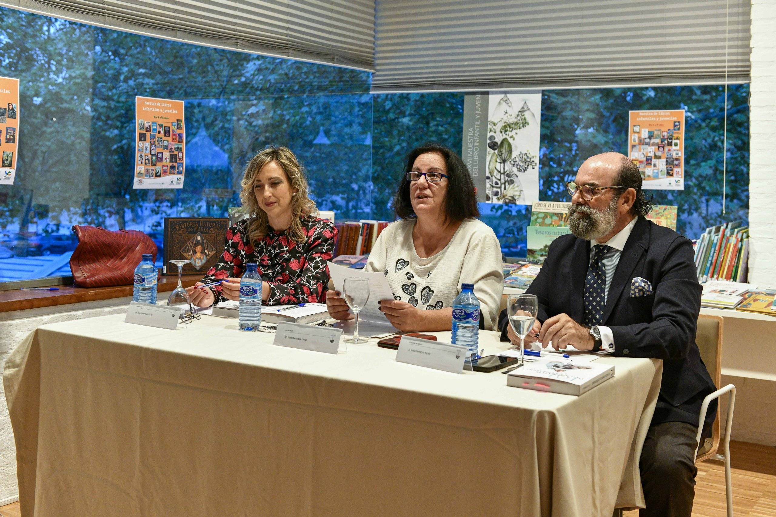El concejal de Cultura, Jesús Fernando Agudo, junto a dos de las autoras del libro.