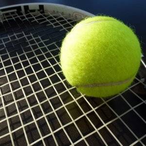 Imagen raqueta de tenis y pelota.