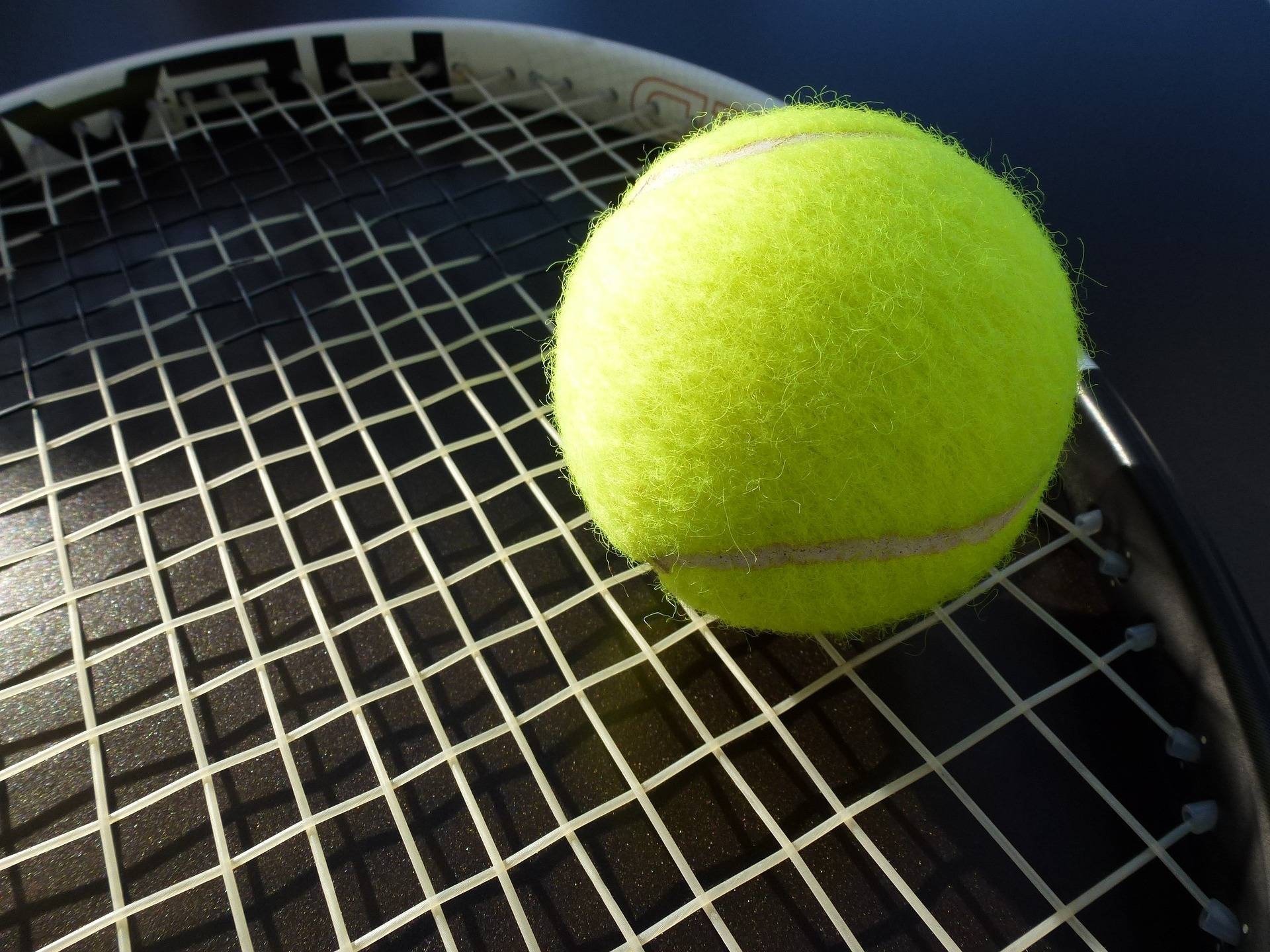 Imagen raqueta de tenis y pelota.