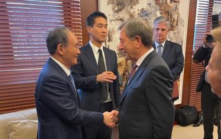 El alcalde, Luis Partida, saludando al ex primer ministro de Japón.