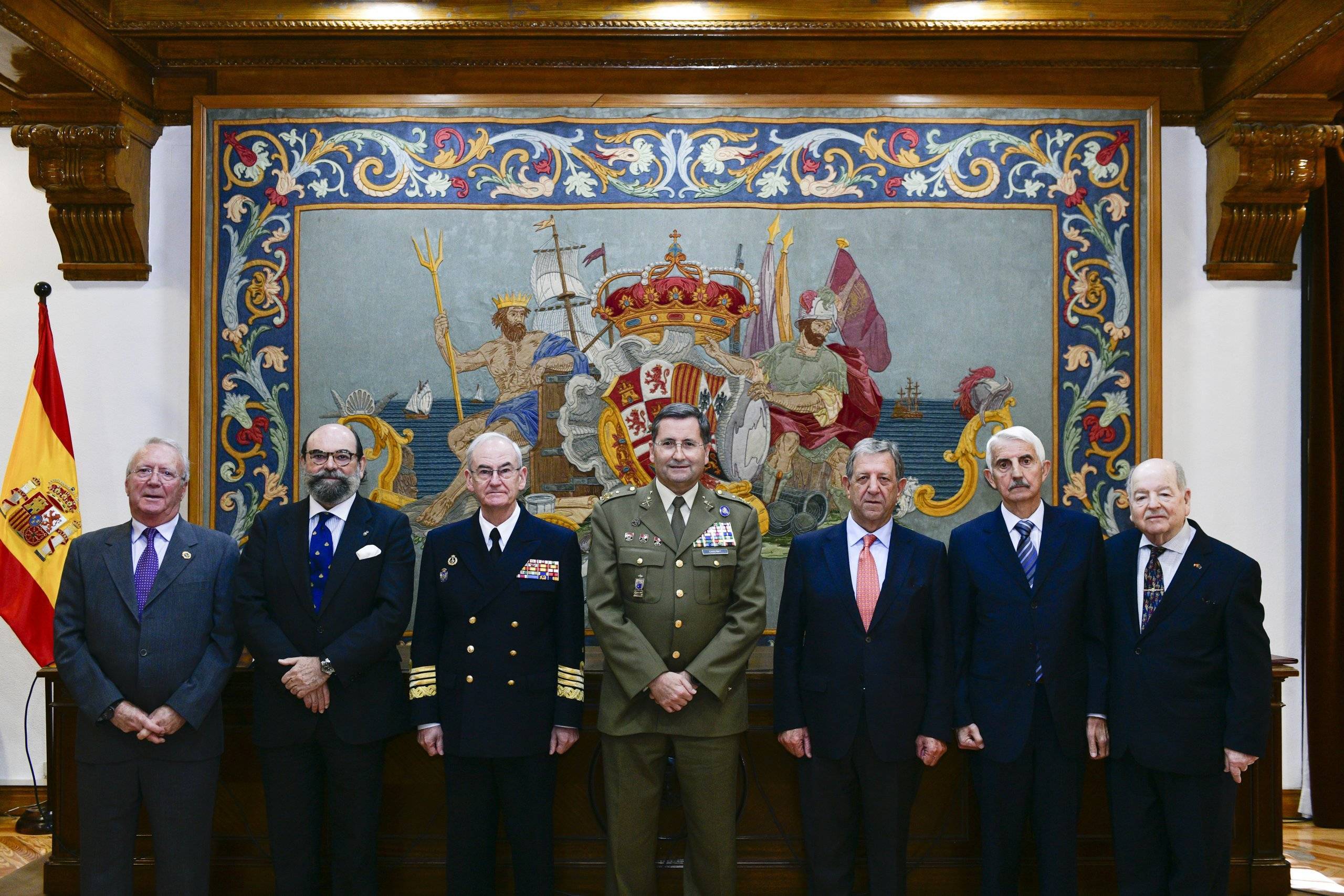 El alcalde y concejales junto a autoridades militares.