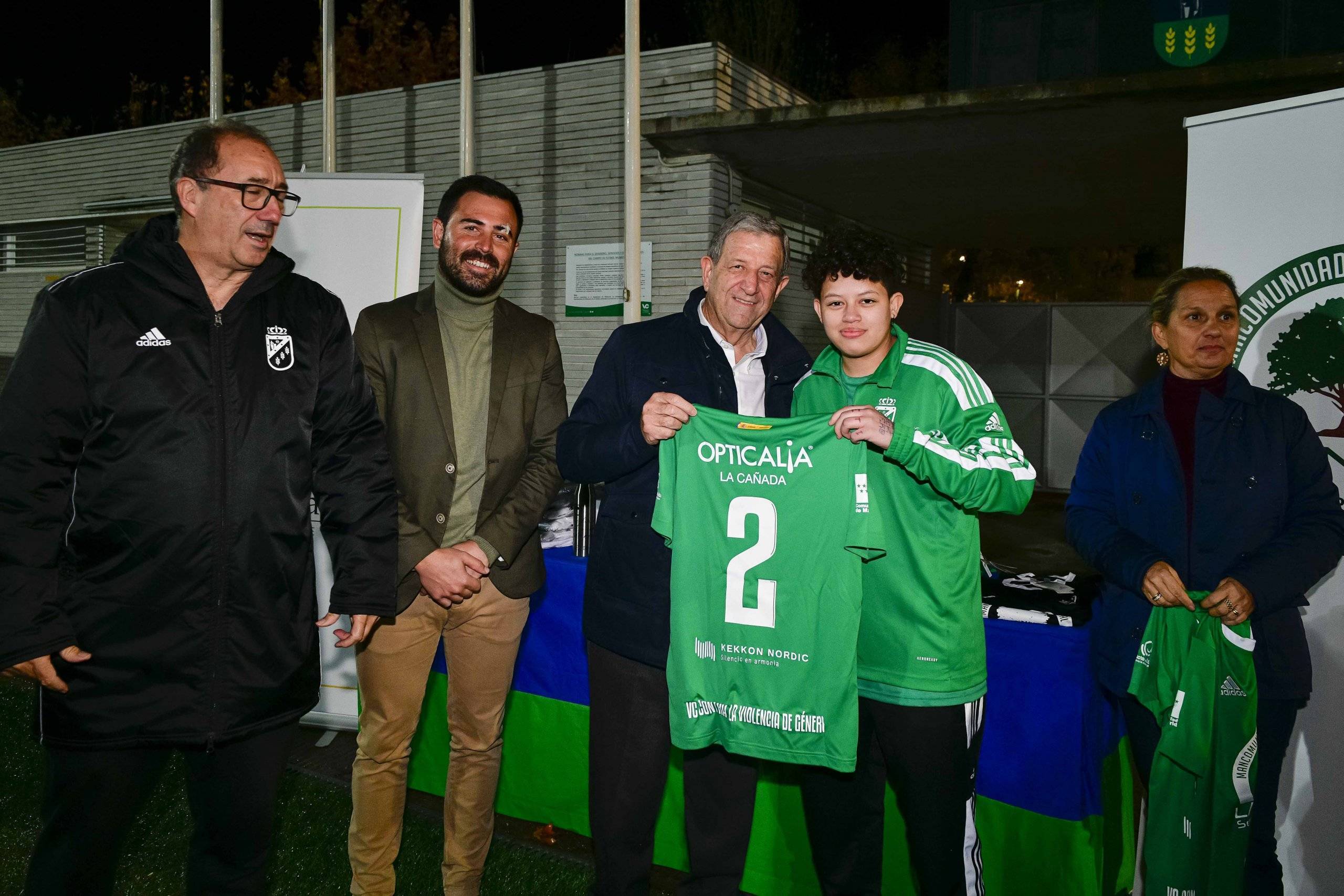 El alcalde, Luis Partida, junto a los concejales de Servicios Sociales y Deportes, entregando a una jugadora la equipación.