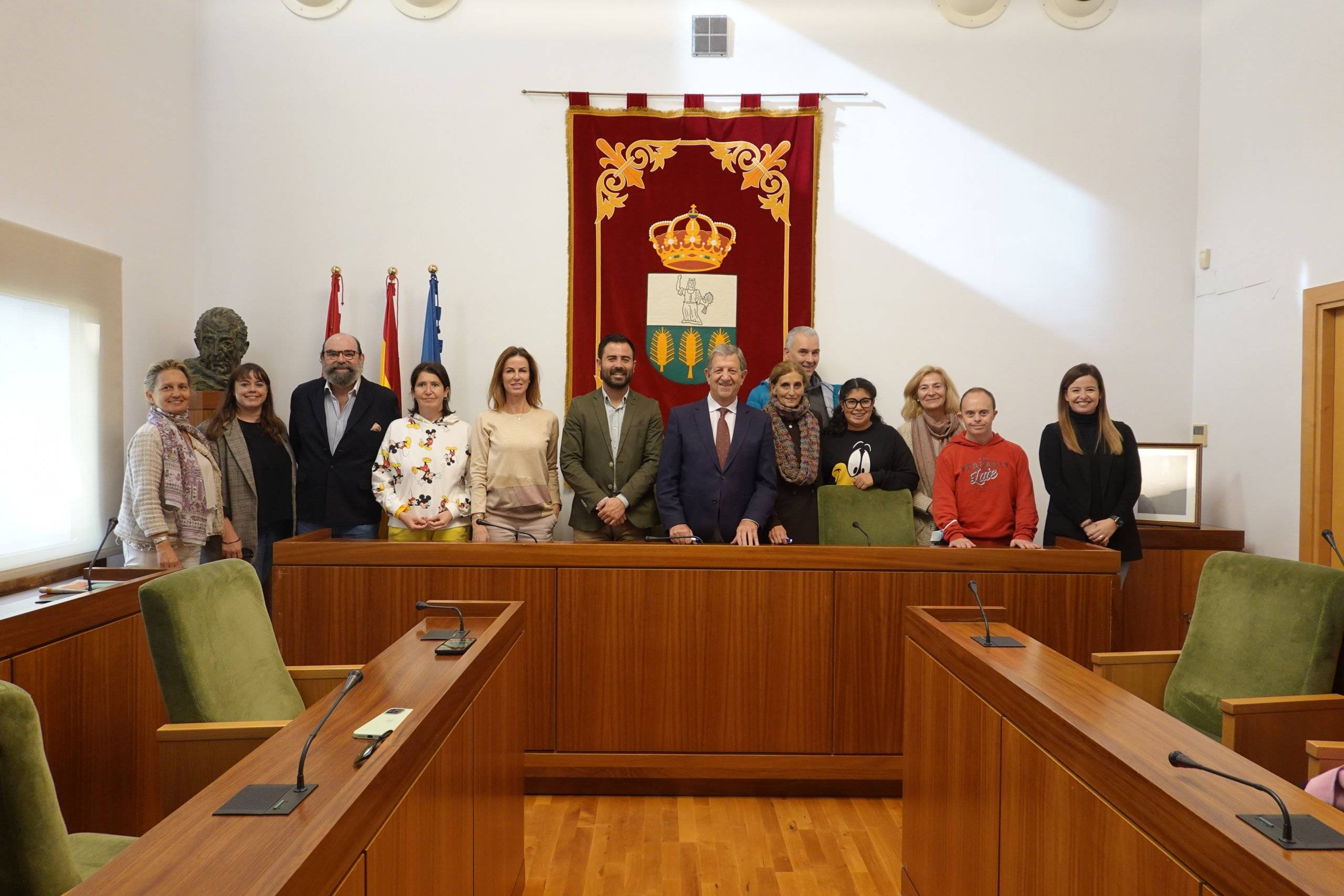 Foto de familia de la firma de convenio con la Fundación Jardines de España.