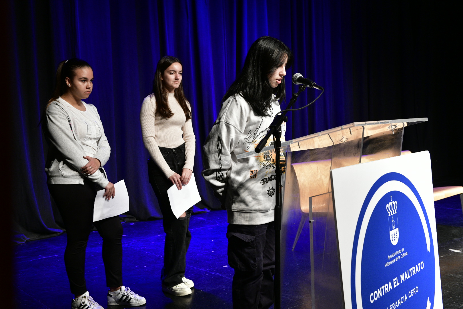 Alumnas leyendo la Declaración Institucional de la Federación Española de Municipios y Provincias.