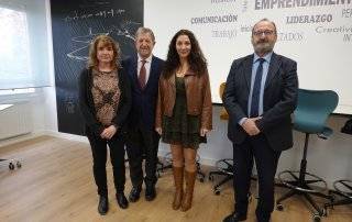 El alcalde, Luis Partida, junto director general de Educación Secundaria, Formación Profesional y Régimen Especial, José María Rodríguez, la directora del centro educativo, Cristina González, la coordinadora del Aula de Emprendimiento y profesora de Economía, Carmen Guil.