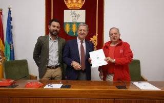 El alcalde, Luis Partida, y el concejal de Deportes, Ignacio González, junto al presidente de la Asociación Amigos de Nordic Walking de Villanueva de la Cañada, Francisco Fernández Rubio.