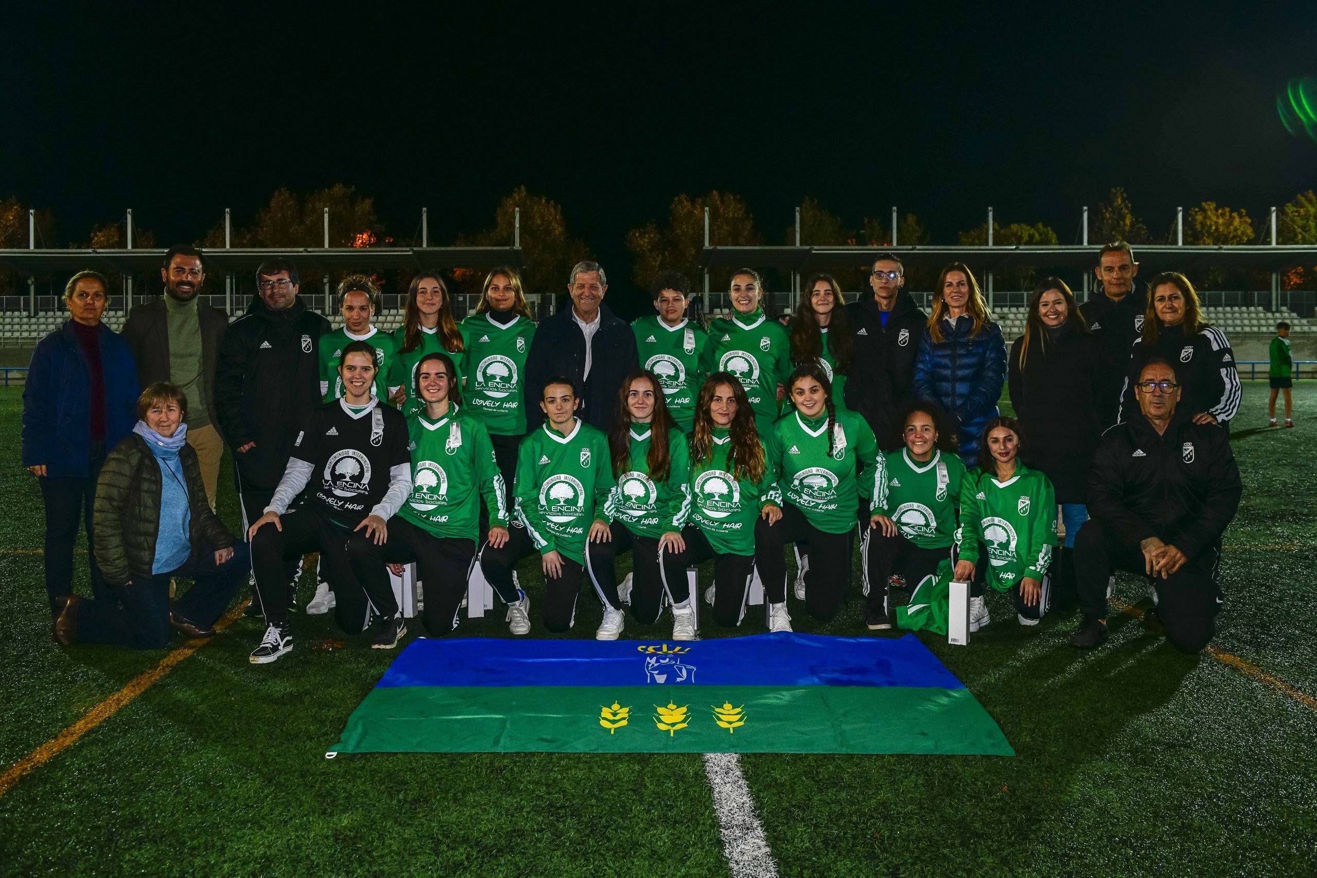 Foto de familia del conjunto sénior femenino del CD Villanueva de la Cañada.