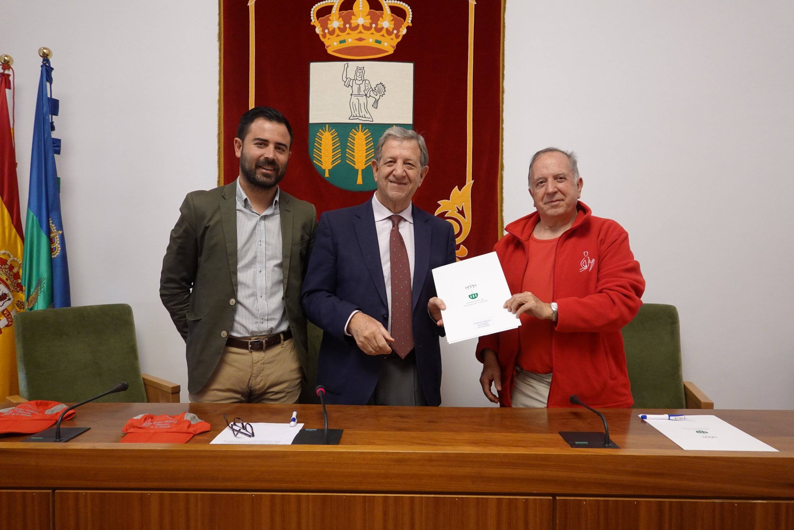 El alcalde, Luis Partida, y el concejal de Deportes, Ignacio González, junto al presidente de la Asociación Amigos de Nordic Walking de Villanueva de la Cañada, Francisco Fernández Rubio.