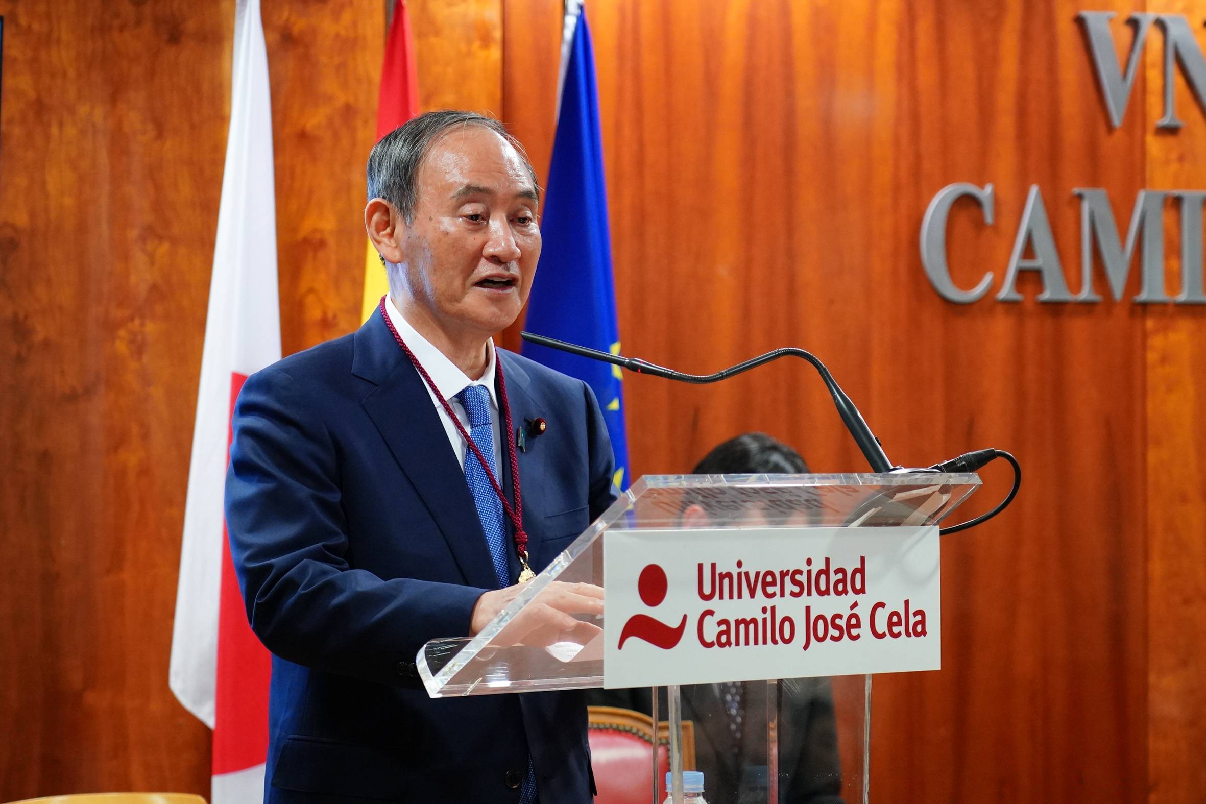 El ex primer ministro de Japón durante su intervención tras recibir la medalla de oro.