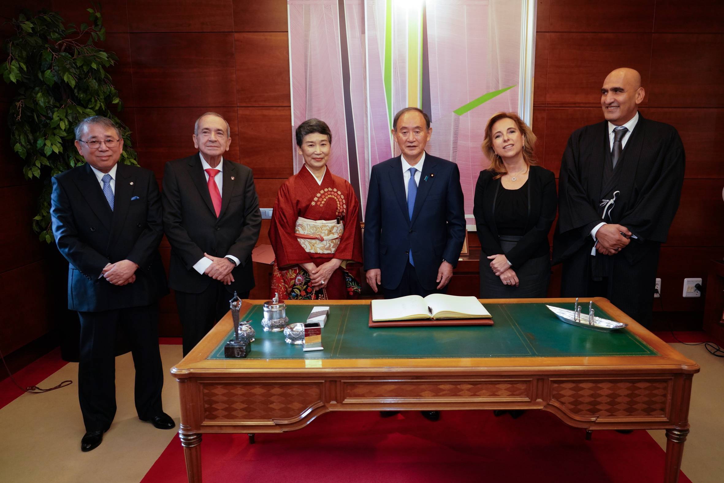 Autoridades de la UCJC junto al ex primer ministro de Japón.