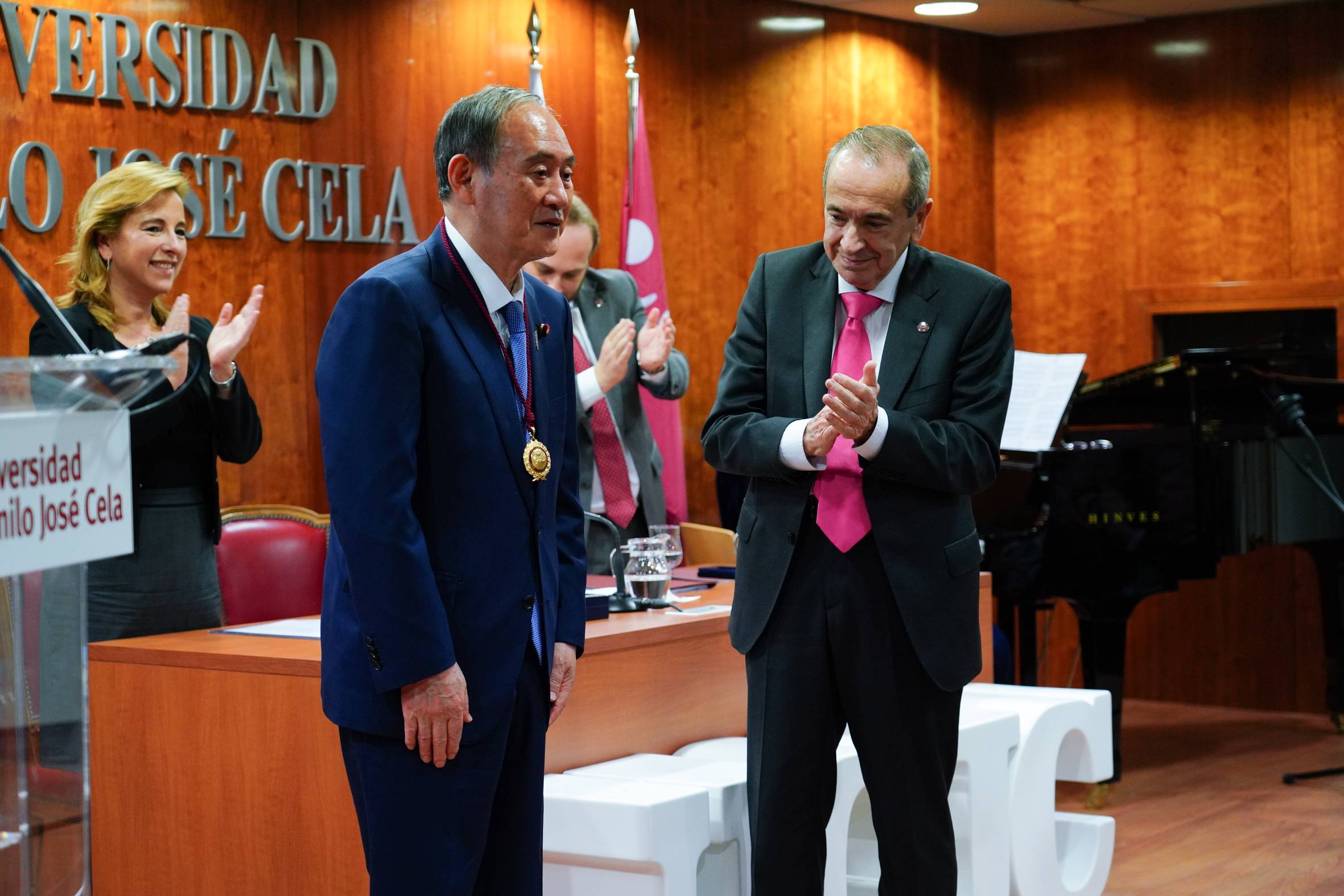 El ex primer ministro de Japón tras recibir la medalla de oro de la UCJC.