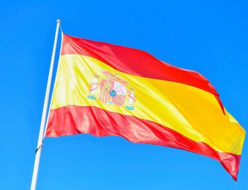 Reparto de banderas de España con motivo del Día de la Constitución