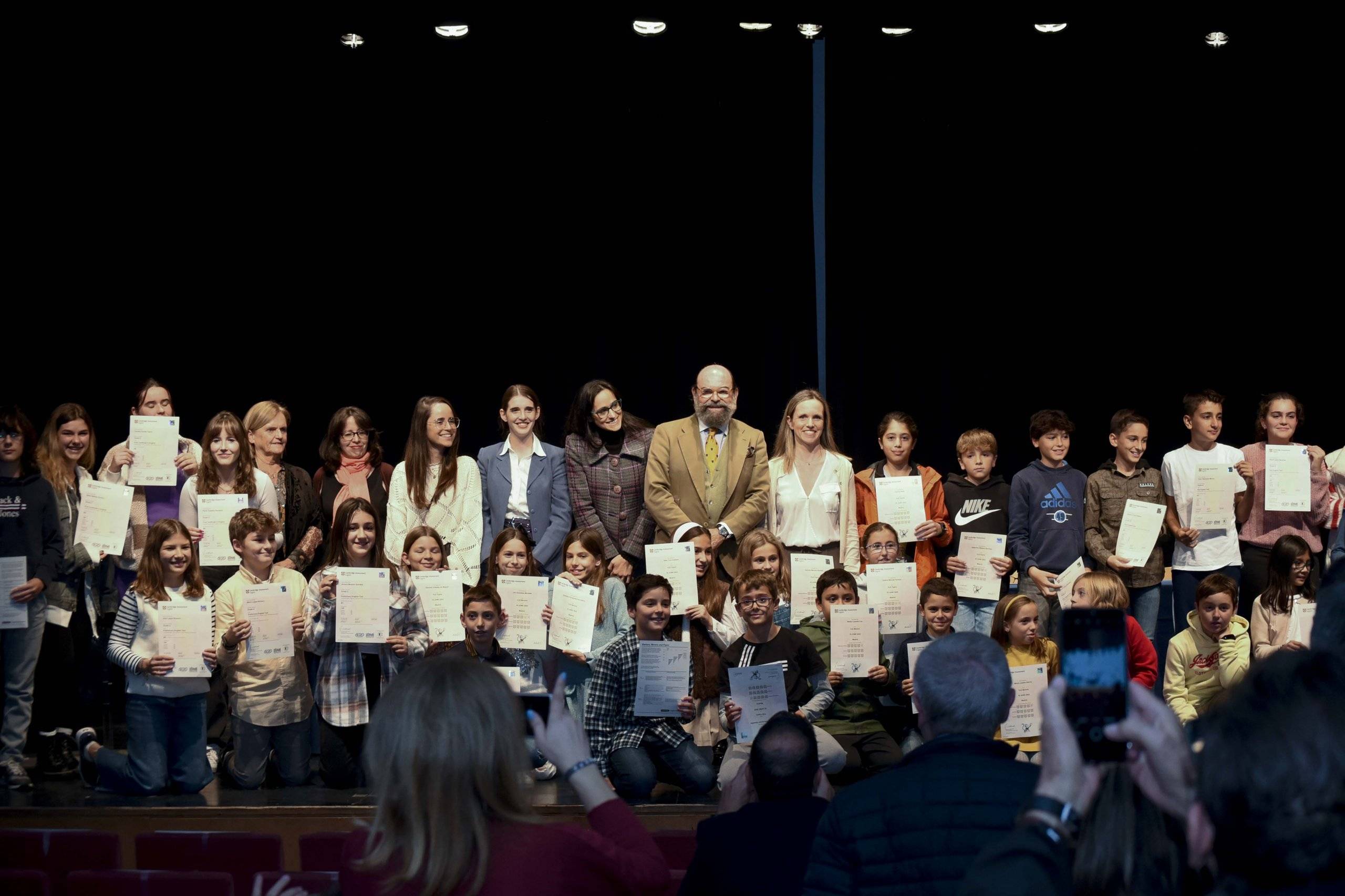 Foto de familia de la entrega de diplomas.