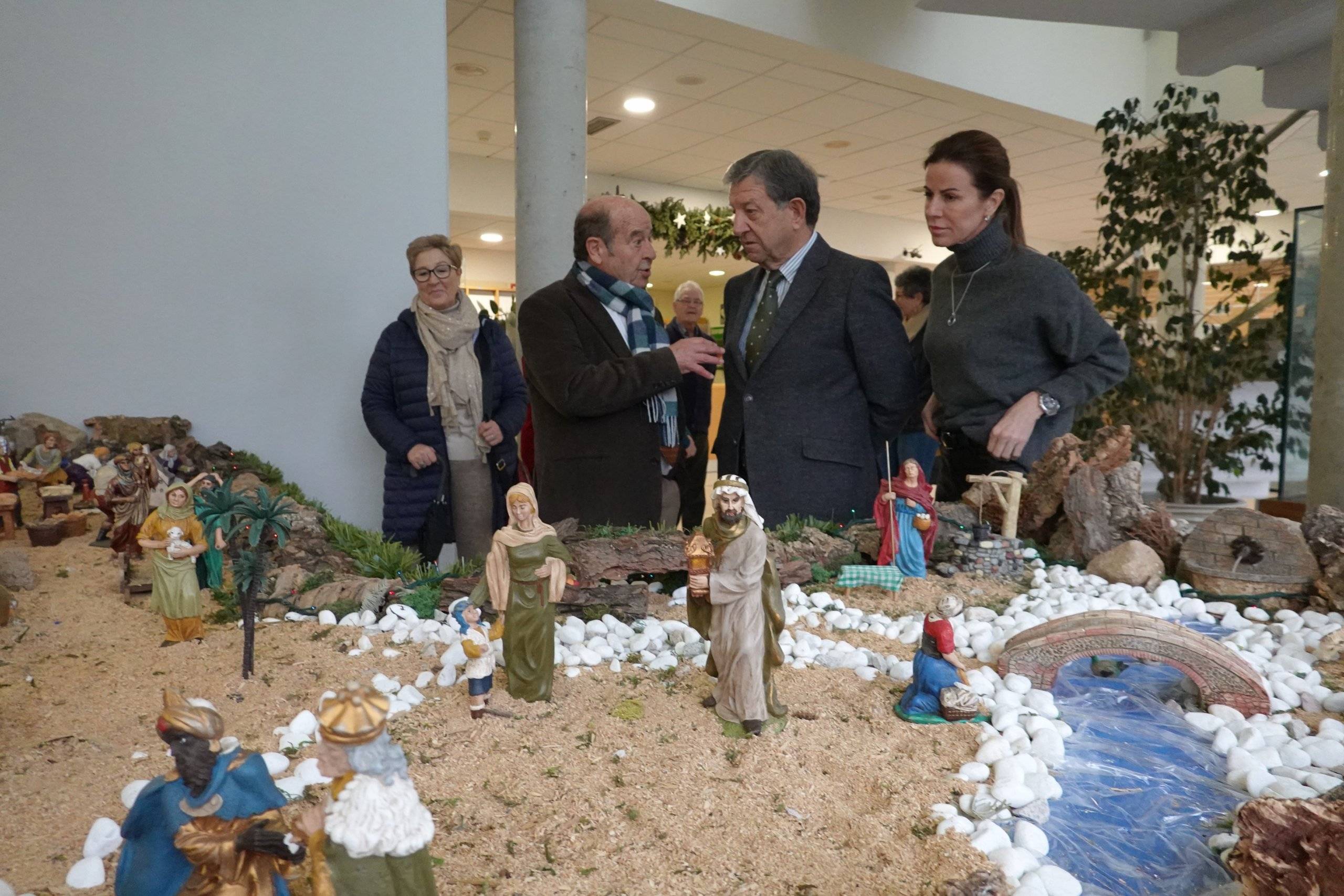 El alcalde, Luis Partida, la concejala de Mayores, Cristina Hernández, y el presidente de la Asociación de Mayores, Enrique Gutiérrez, durante la visita al belén del C.C. El Molino.