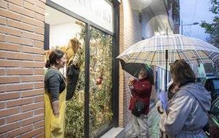 Miembros del jurado visitando uno de los comercios participantes.