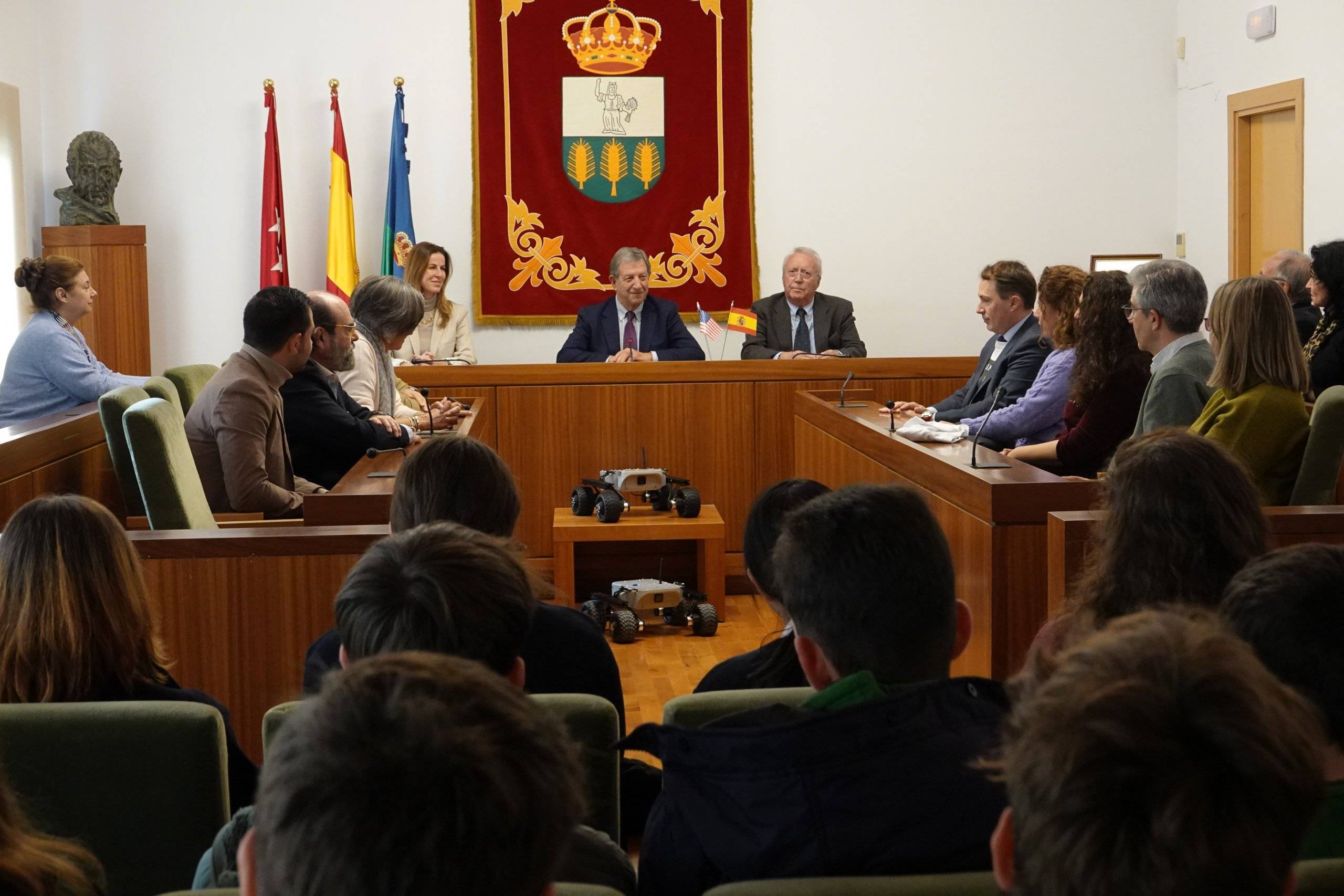 El alcalde, junto a los concejales de Hermanamientos y Educación, durante el acto.