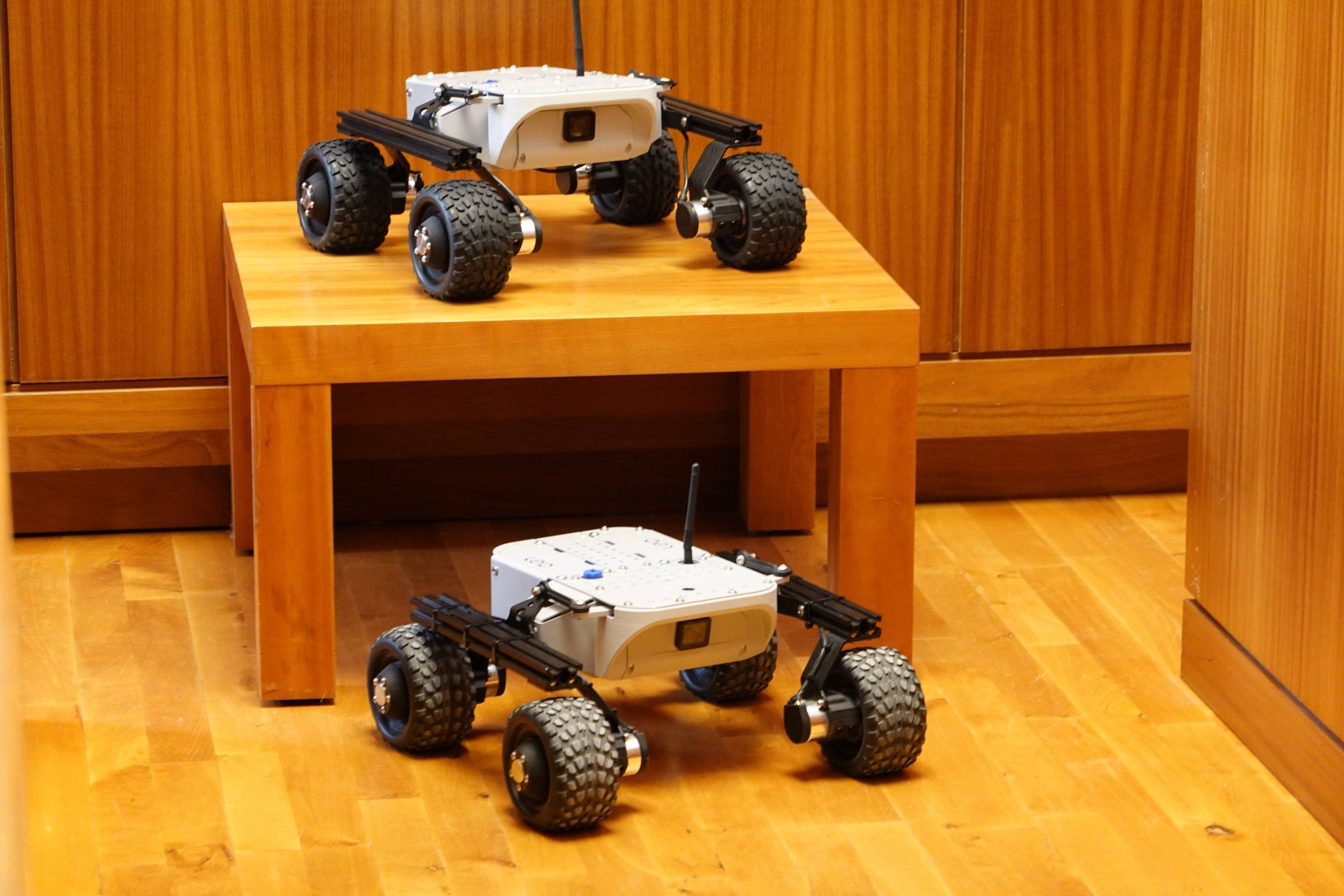 Imagen del robot entregado y del robot utilizado el pasado curso.