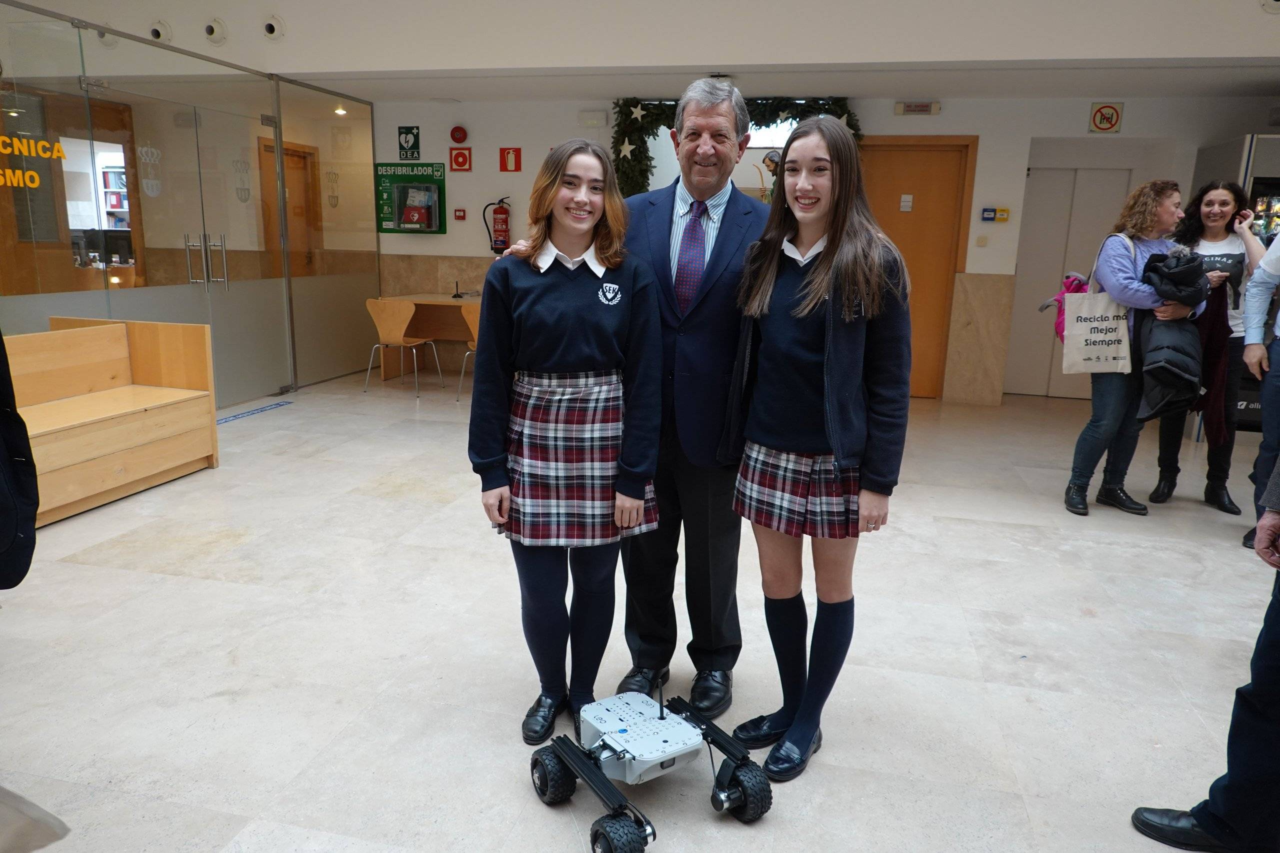 El alcalde, junto a las dos alumnas encargadas de ensamblar las piezas del robot.
