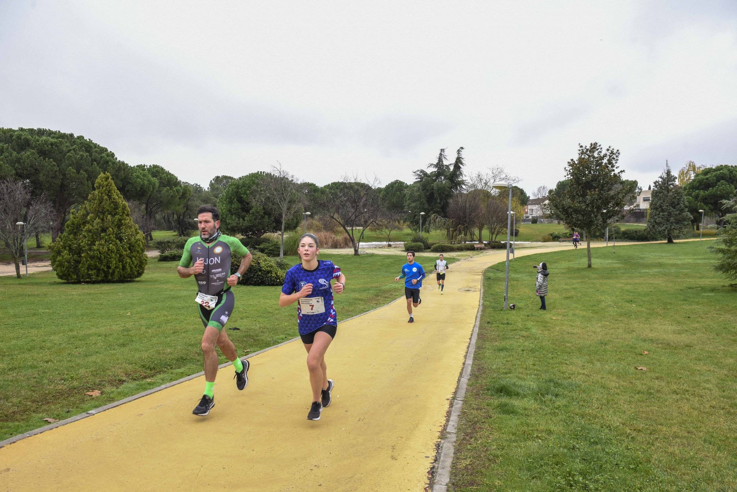 Corredores participantes en la IX Carrera de Navidad a su paso por el parque de La Baltasara.