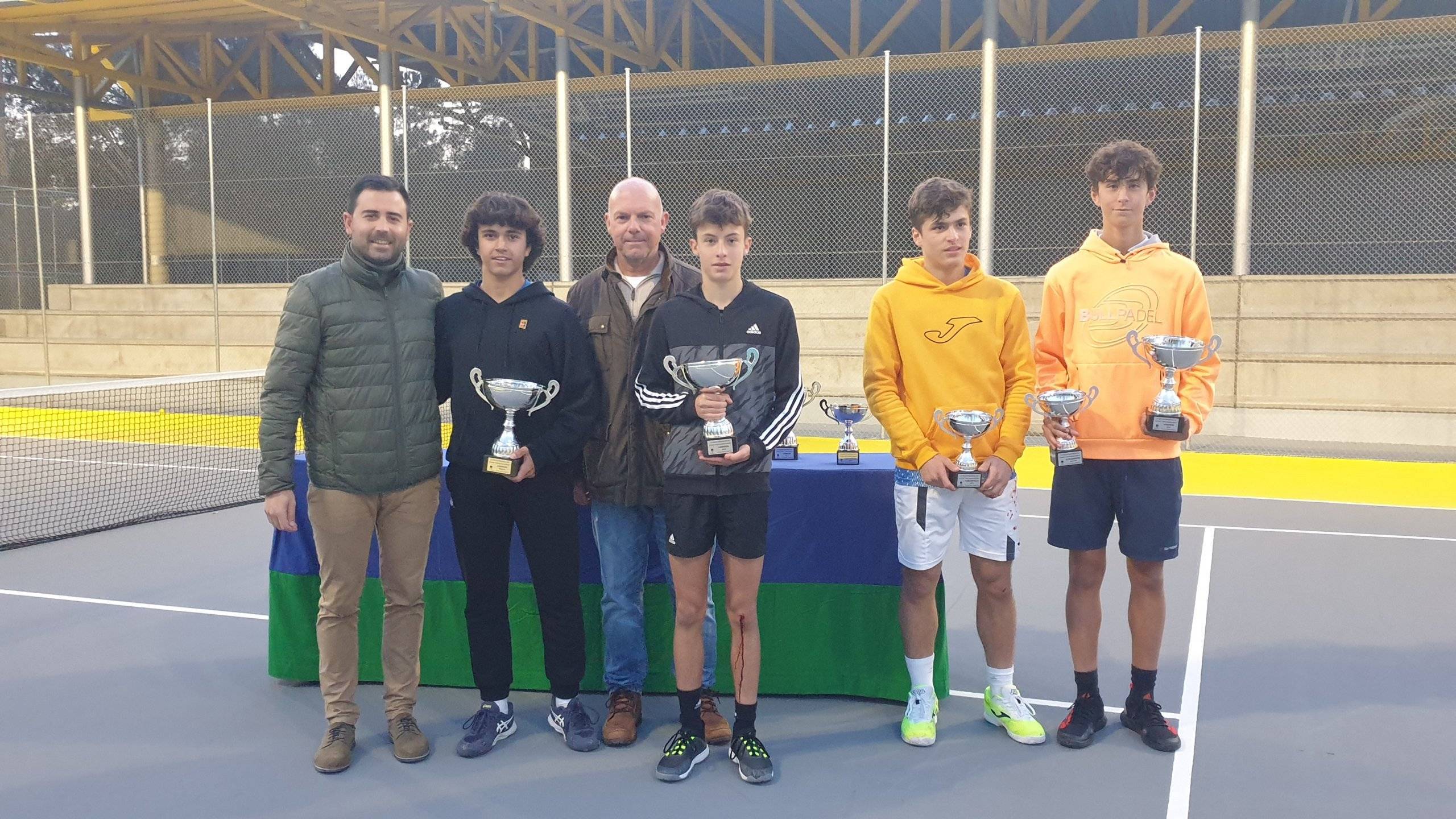 Imagen de la entrega de trofeos del XVI Torneo de Promoción del Tenis-X Memorial Mario Colmenar.