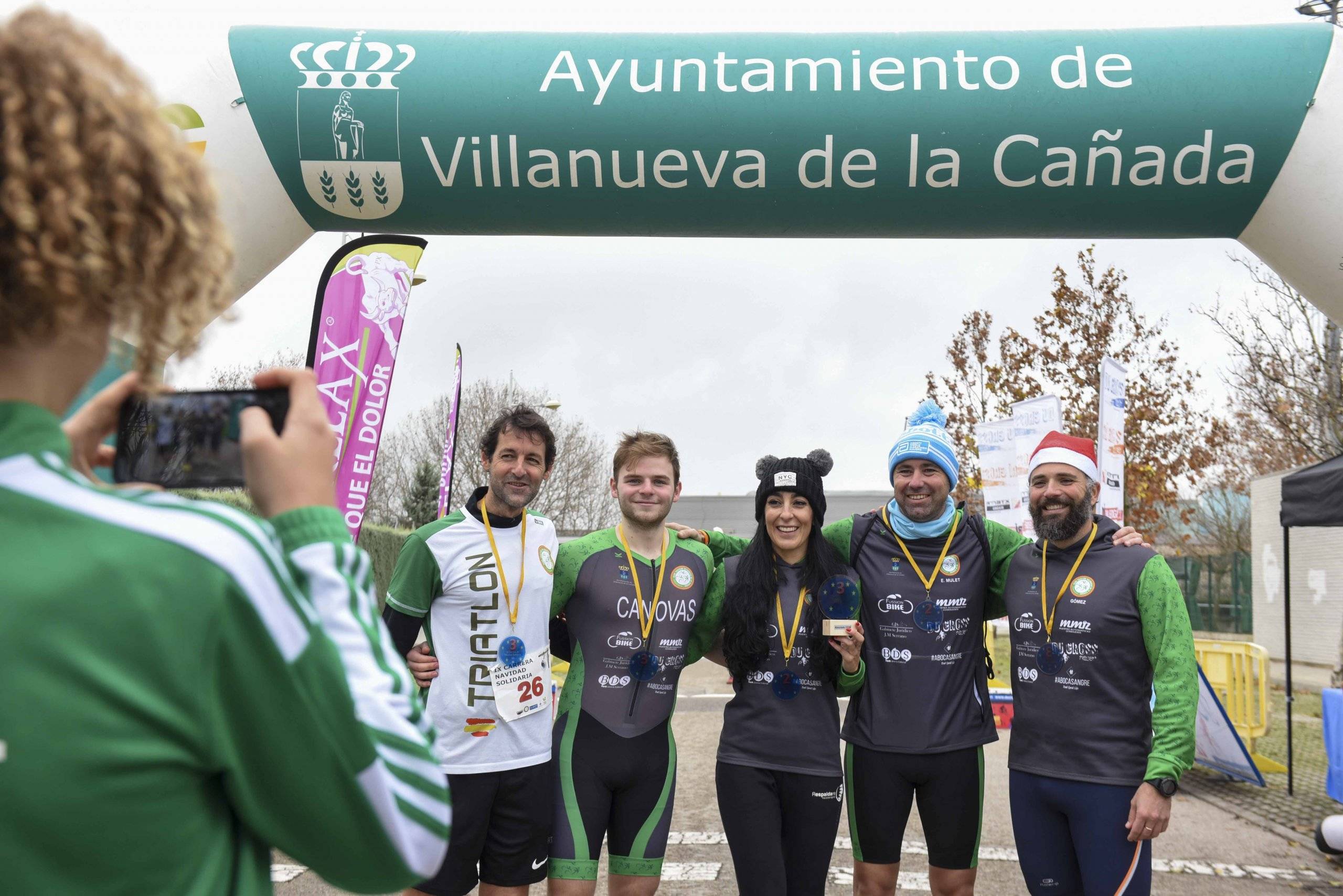 Miembros del Club de Triatlón de Villanueva de la Cañada en la línea de meta.
