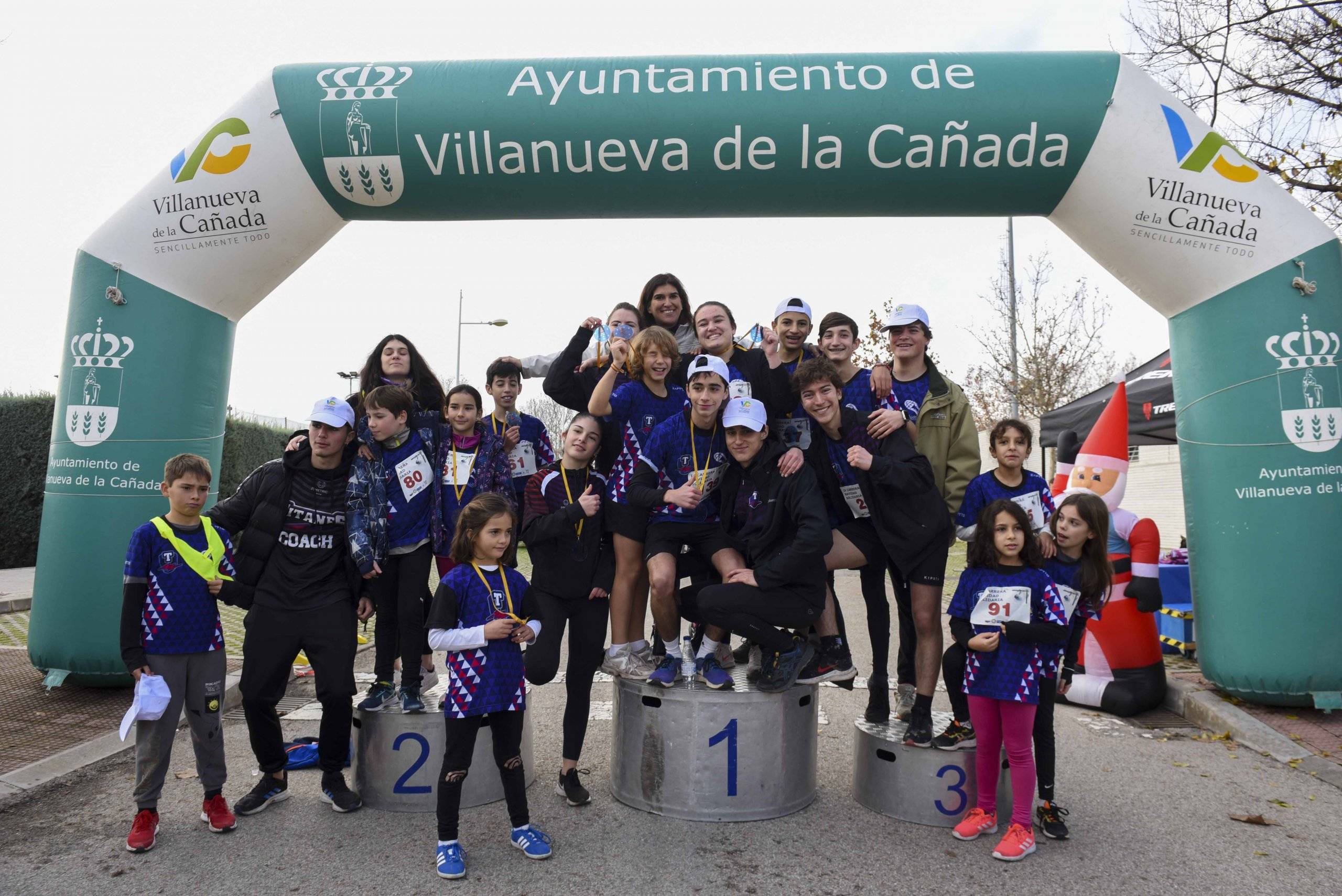 Foto de familia del Club de Atletismo Titanes en la línea de meta.