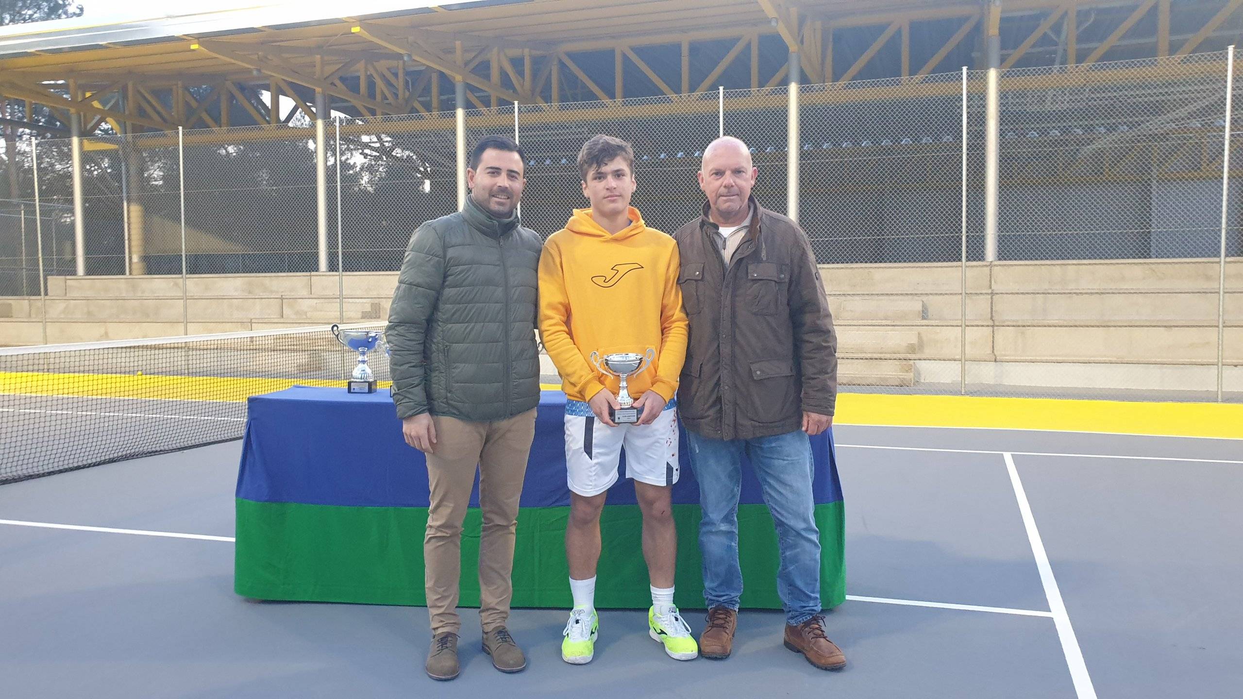 Imagen de la entrega de trofeos del XVI Torneo de Promoción del Tenis-X Memorial Mario Colmenar.