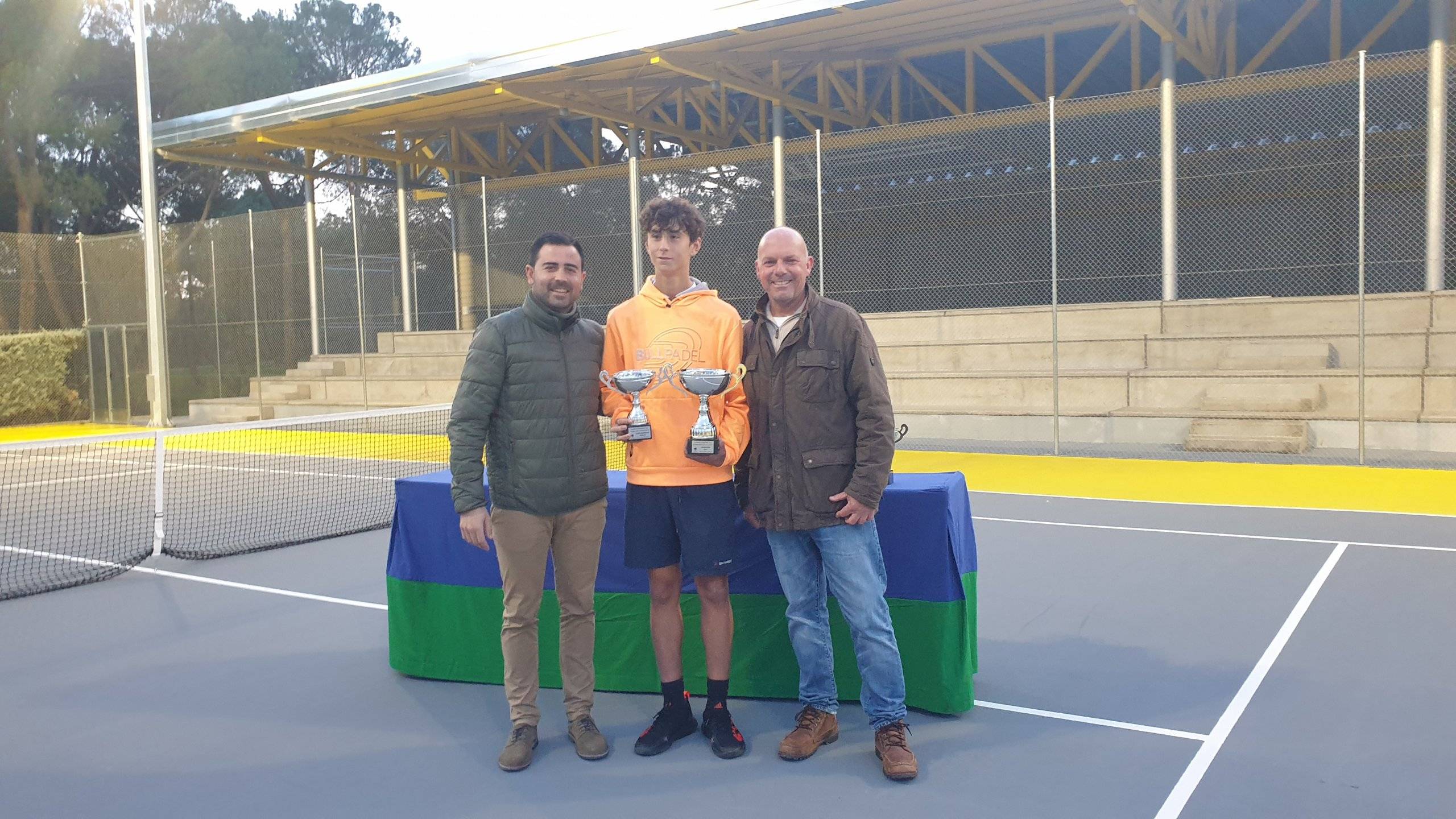 Imagen de la entrega de trofeos del XVI Torneo de Promoción del Tenis-X Memorial Mario Colmenar.