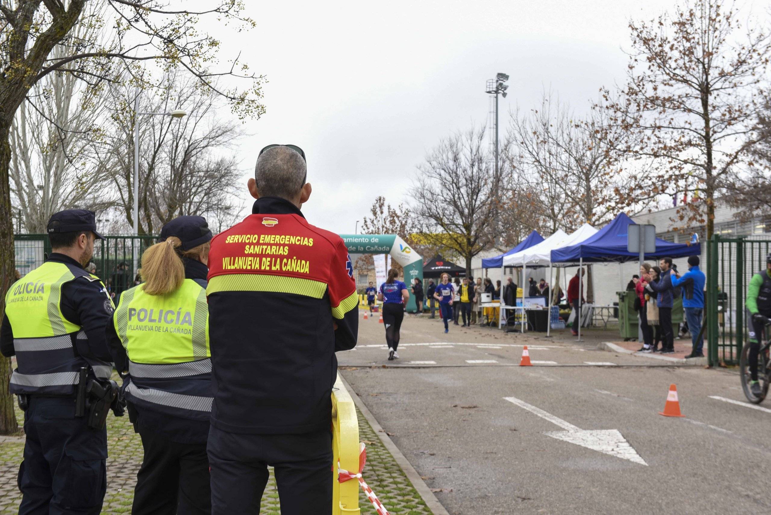 Miembros de la Policía Local y del Servicio Municipal de Emergencias Sanitarias durante la carrera.