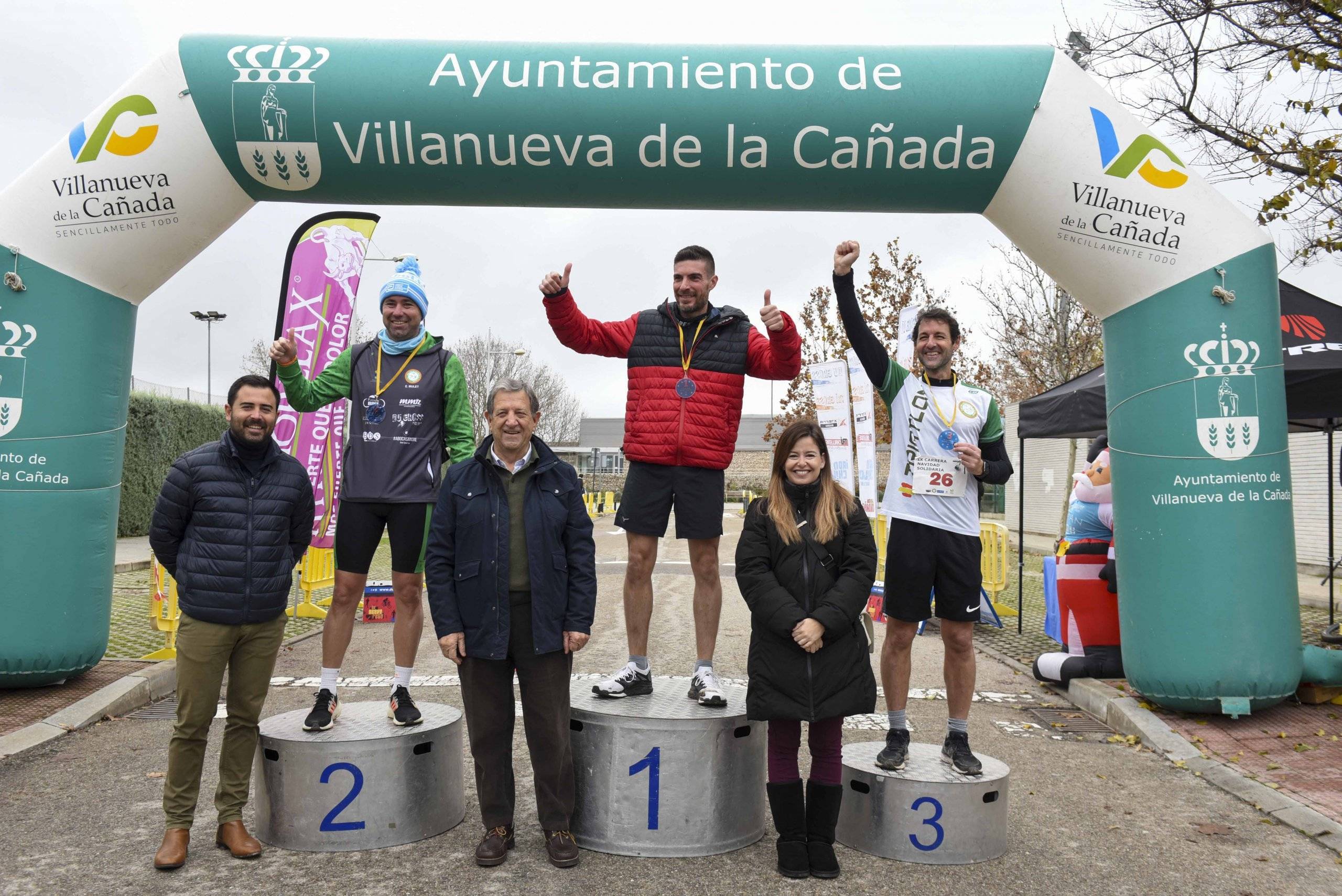 El alcalde, Luis Partida, el concejal de Deportes, Ignacio González, y la concejala de Salud, Beatriz Peralta, junto a los ganadores de la categoría Absoluta masculina.