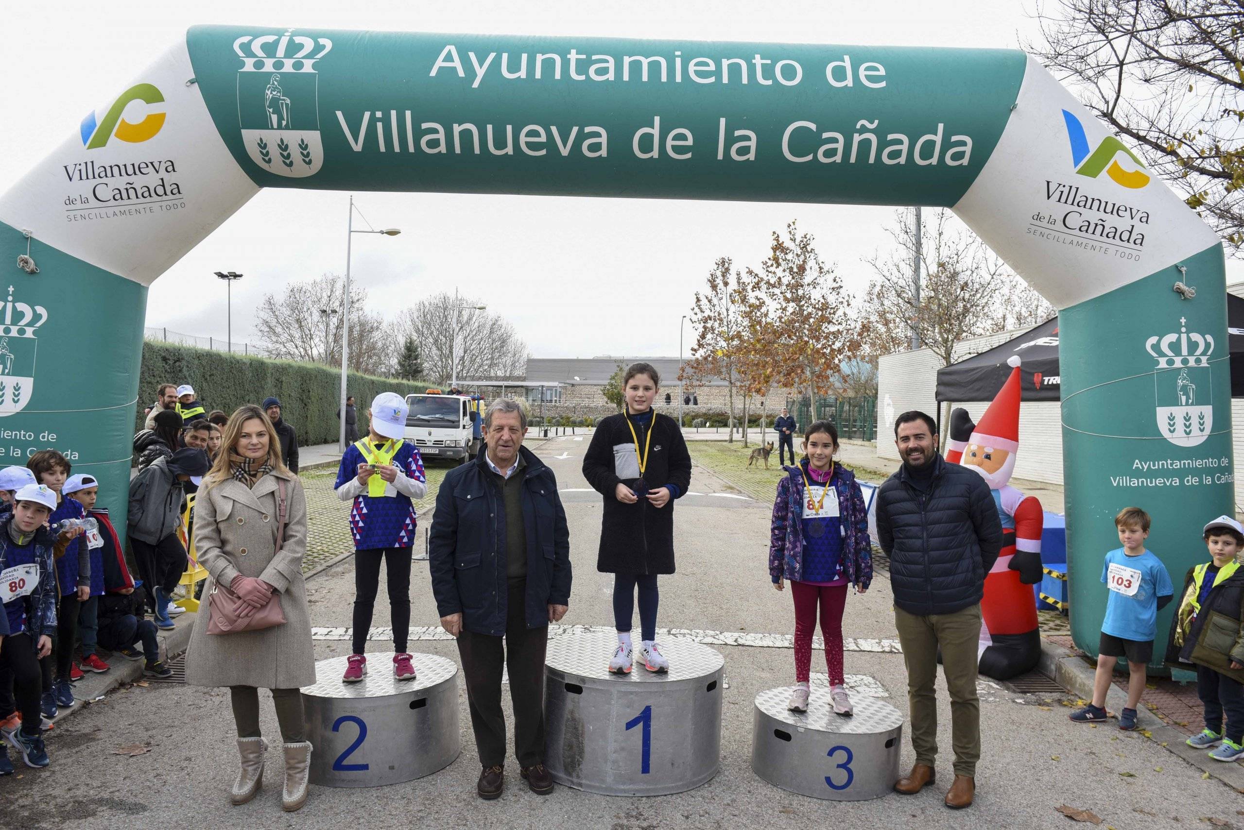 El alcalde, Luis Partida, el concejal de Deportes, Ignacio González, y la concejala de Participación Ciudadada, Lucía Paniagua, junto a las ganadoras de la categoría infantil femenina.
