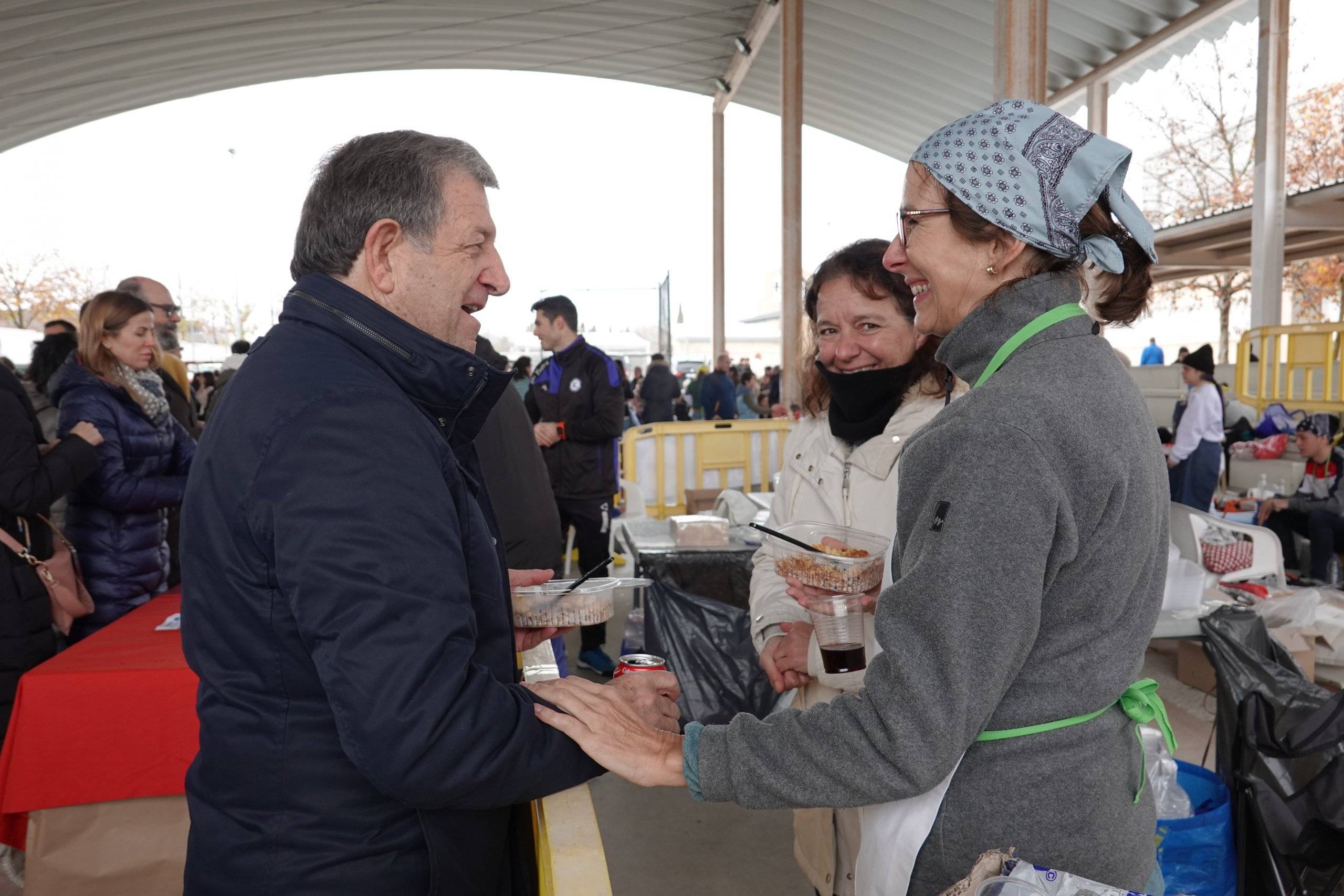 El alcalde, Luis Partida, conversando con voluntarias de la ONG Cesal.