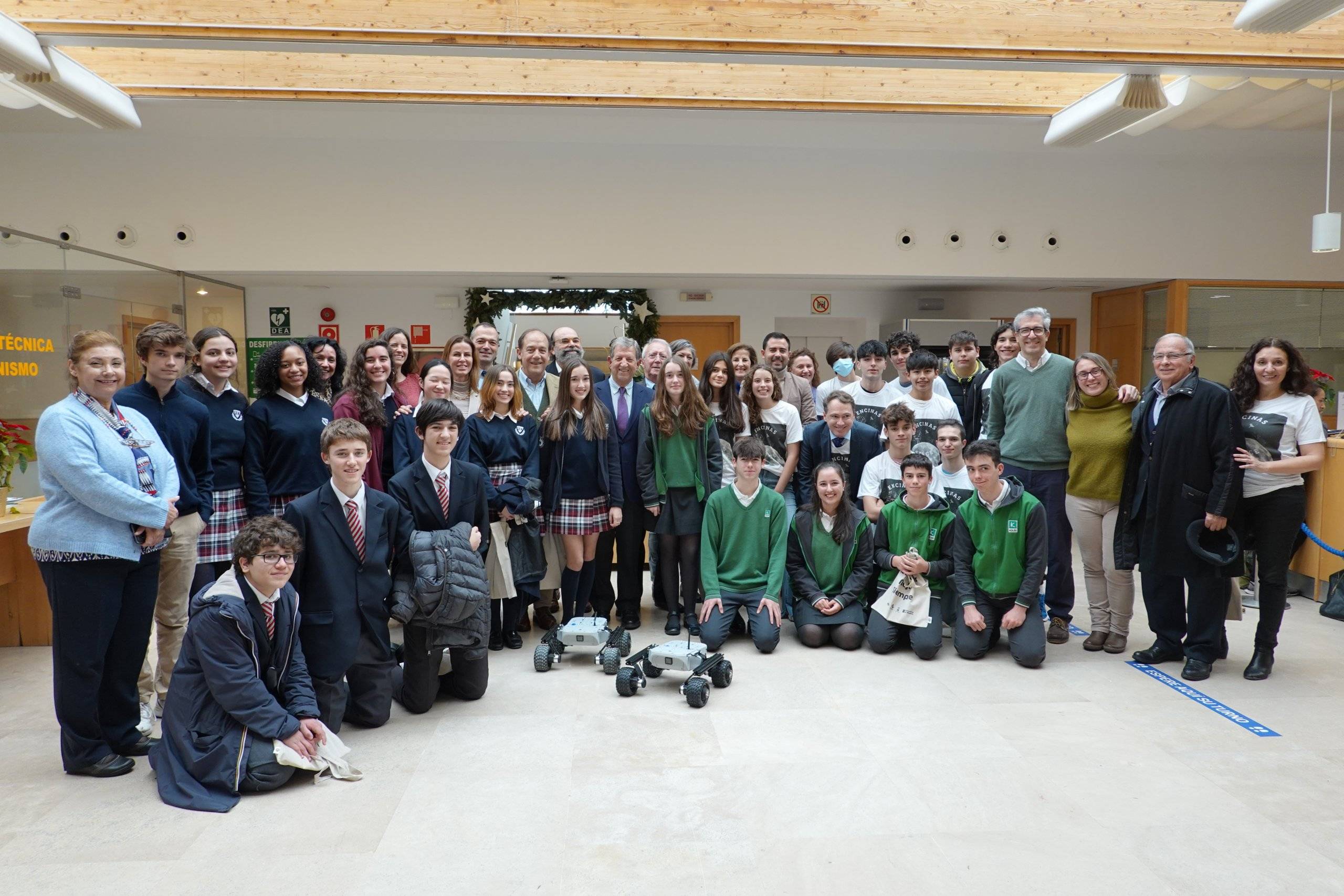 Foto de familia tras la entrega del robot en la Casa Consistorial.