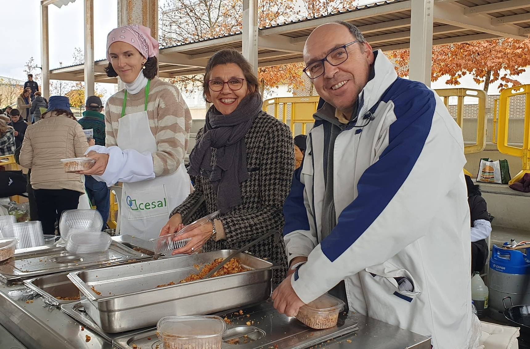 Voluntarios de la ONG Cesal envasando las migas.